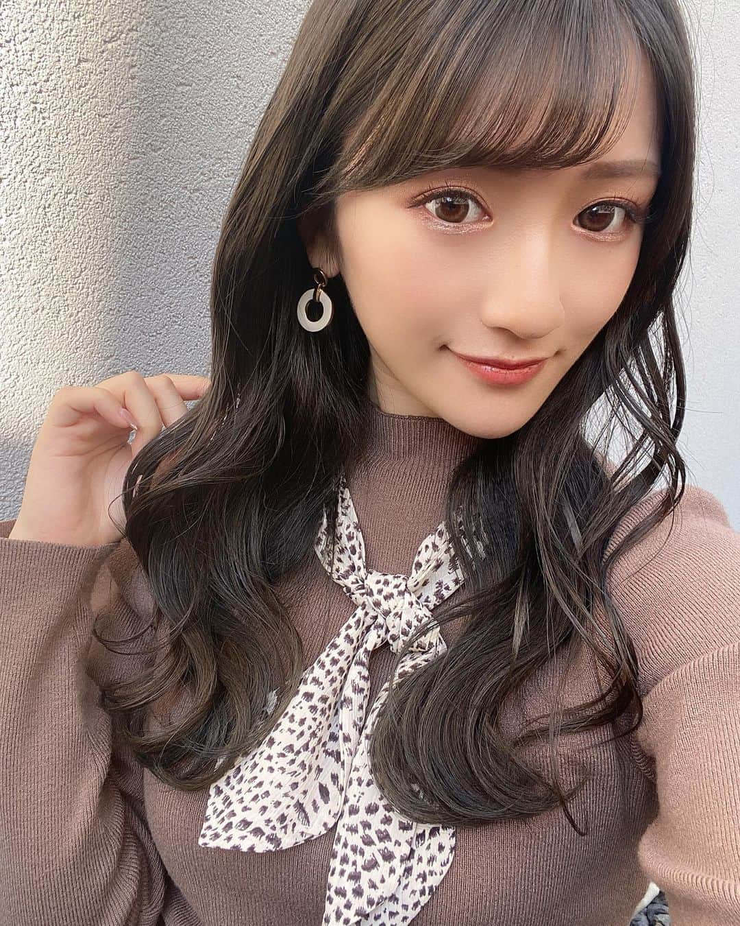 宅島紗彩のインスタグラム：「﻿ ﻿ new color 🦄✨﻿ ﻿ ﻿ 今回もオリーブみたいなカラー！とても好き💇‍♀️💗﻿ ﻿ ﻿ トリートメントしてもらってとてもさらさらで嬉しい🙆‍♀️✨﻿ ﻿ ﻿ ﻿ ﻿ トップスはRESEXXYの❤︎"﻿ お気に入り❤︎"﻿ ﻿ ﻿ ﻿ ﻿ ﻿ ﻿ ﻿  ﻿ ﻿ #hair #haircolor #autumn #autumncolors #autumnfashion #brown #olive #hairstyle #haircut #hairsalon #nakameguro #salon #siro#resexxy #ヘアカラー #ヘアカラートレンド #ヘアカラーアッシュ #オリーブカラー #中目黒美容室 #ヘアアレンジ #✂ #💗」