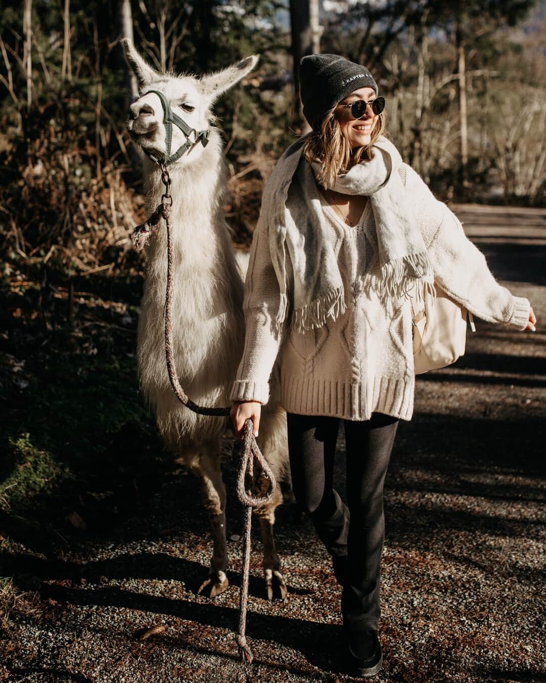 Kapten & Sonさんのインスタグラム写真 - (Kapten & SonInstagram)「Everyone once should take a walk with a lama, right? 💫 Happiest time last year at @carmushka's winterhouse on the go with our backpack Bergen "Sandstone". @frankly.alina #bekapten #kaptenandson⁠ .⁠ .⁠ .⁠ #backpack #happymood #autumn #walk #lama #love #goodtimes #carmushka #carmushkawinterhouse #explore #austria⁠」11月5日 21時01分 - kaptenandson
