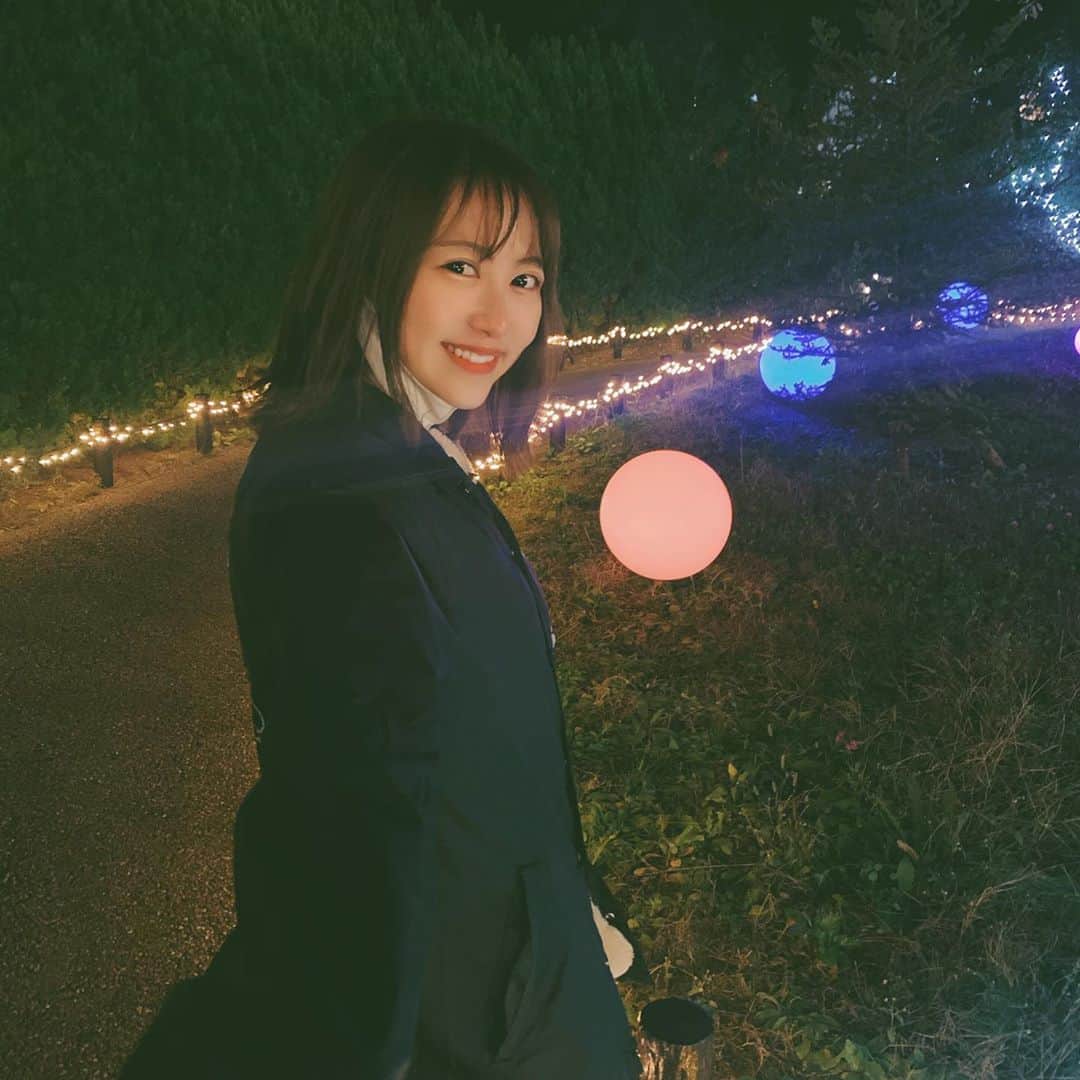 塚本美玲のインスタグラム：「無くしたチケット目の前にあったわ🤦🏼‍♀️﻿ 街にキラキラ増えてきて寒さもちょっとだけわくわくできるね﻿ ﻿ ﻿ ﻿ #デート#風#違うけど#通りすがり#イルミネーション」