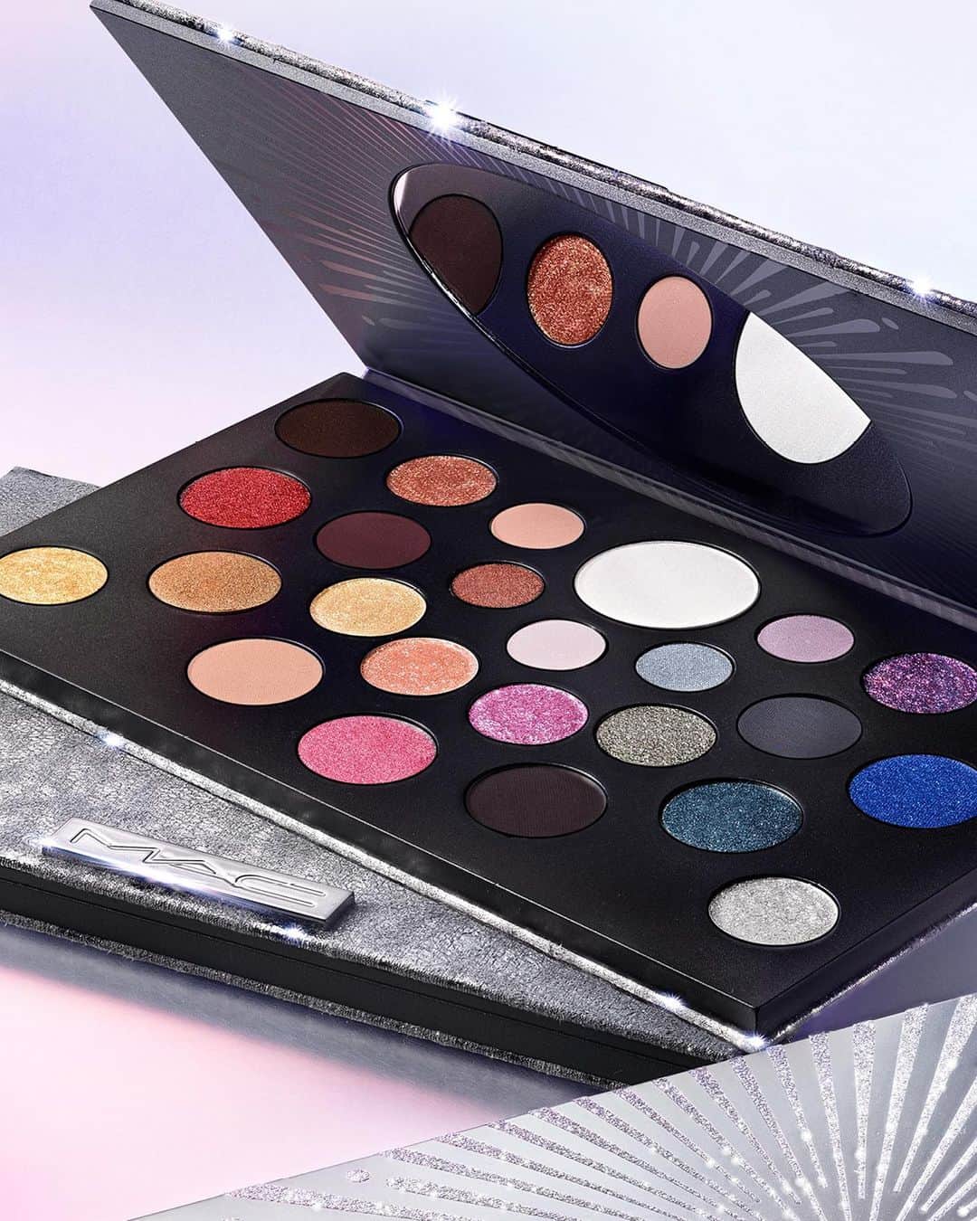 M∙A∙C Cosmetics Japanのインスタグラム：「【明日オンライン先行発売】 ホリデーキット第2弾は一部店舗限定*で、カラーも質感も豊富な25色のアイシャドウパレットや、ミニサイズのフィックス+(化粧水)やマスカラがキラキラと輝く限定パッケージのオーナメントになって登場✨  ㅤ 【掲載製品】 1枚目: グランド スペクタクル アイシャドウ X 25 パレット (税込14,850円) 2枚目: M·A·C ボーブルバースト オーナメント: フィックス+ (税込1,650円) 3枚目: M·A·C ボーブルバースト オーナメント: イン エクストリーム ディメンション (税込1,870円)  ㅤ *公式オンラインショップ、マルイファミリー溝口、ラゾーナ川崎プラザ、上野パルコヤ、吉祥寺PARCO、モディ静岡、北千住マルイ、上野マルイ、エスパル仙台、ダイバーシティ東京プラザ、ららぽーとEXPOCITY、ららぽーとTOKYO-BAY店、町田マルイ、ルミネエスト新宿店、M·A·C表参道ヒルズ、SHIBUYA109、有明ガーデン、M·A·C心斎橋、ECHIKA FIT 銀座にて限定発売 ㅤ #MACFrostedFirework #MACクリスマスコフレ2020#MACHoliday #MACCosmeticsJapan #MACCosmetics #MAC #MACコスメ #マックコスメ #メイクプロセス#トレンドメイク#秋メイク#冬メイク#クリスマスコフレ2020#クリスマスコフレ#限定品#限定コスメ#限定#アイメイク#アイシャドウ#グラデーション#アイシャドウパレット#マスカラ#キラキラ#キラキラメイク#ミスト化粧水#フィックスミスト#化粧水」
