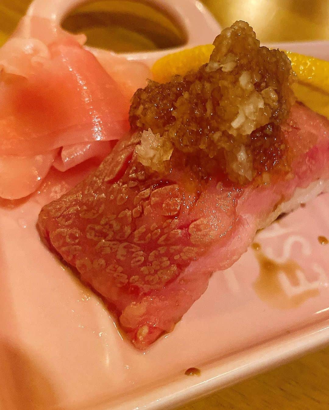 出口結菜さんのインスタグラム写真 - (出口結菜Instagram)「《🐙#梅田　#okiumiya》﻿ ﻿ 🍤エビチリチーズフォンデュ（¥1380）﻿ 🥩牛ハラミ鉄板旨ダレじゅ（¥980）﻿ 🍖牛タン激旨塩じゅー（¥1180）﻿ 🍣黒毛和牛大トロ炙り寿司 一貫（¥280）﻿ ﻿ ﻿ 梅田にある居酒屋さん❕﻿ ﻿ エビ好きな友達と一緒に🤝﻿ ﻿ ﻿ 梅田駅の泉の広場から少し離れたところにあるんやけど、﻿ ﻿ 店内はテーブル同士が近くて隣の人の会話が聞こえちゃいそうな距離感かなぁ😰💦﻿ ﻿ ﻿ でもわちゃわちゃしてて楽しい雰囲気✨﻿ ﻿ ﻿ まずはお目立ての﻿ 🍤エビチリチーズフォンデュ🧀﻿ コレは結構エビチリの衣がふわふわで味もしっかりしてるけど、その上からチーズが❕﻿ ﻿ チーズは結構とっろとろっていうよりは水っぽいけど結構クリーム系？のチーズフォンデュ！！﻿ ﻿ 例えるならマヨネーズ感が少しあるかなぁ、﻿ ﻿ 中には玉ねぎも入ってる❣️﻿ ﻿ ﻿ ﻿ あとはね、ずっと食べてみたかった肉寿司！﻿ 🍣黒毛和牛大トロ炙り寿司🍖﻿ ﻿ コレは一貫でめっちゃ贅沢やねんけど、ひと口で😋﻿ ﻿ ﻿ お肉が柔らかくて、トロトロ感😍﻿ ﻿ タレもキツすぎなくて、もう、なんか、﻿ ﻿ すぐなくなっちゃって、よくわかんなかったっていうのが本音🙃﻿ ﻿ もっと下を鍛えてからリベンジ💪﻿ ﻿ ﻿ 🍖牛ハラミはすごいすき焼き感が強くて、﻿ お肉も柔らかい✊✊﻿ ﻿ ご飯とも合いそう🍚﻿ ﻿ ﻿ 牛タンは友達が頼んでたんやけど、しっかりした食感と肉厚な牛タンでした👏﻿ ﻿ ﻿ お肉料理がとにかく想像より安くて、感動😭💗﻿ ﻿ ﻿ \すごい、満足感半端ない夜ご飯でした🍤✨/﻿ ﻿ ﻿ ___________________________________________﻿ ﻿ ❤️ 大阪府大阪市北区兎我野町13-2 平田第1レジャービル 1F﻿ 💗大阪駅から🚶‍♀️10分﻿ 💛日〜木　12時〜24時﻿ 💚金、土、祝前日　12時〜翌5時﻿ 💙定休日 1月1日﻿ 🤍ワンドリンク制﻿ 🤎テーブル会計﻿ ___________________________________________﻿ ﻿ #エビチリチーズフォンデュ #🍤 #🧀 #大阪 #大阪グルメ  #梅田グルメ #梅田ディナー #梅田居酒屋 #大阪居酒屋 #大阪ディナー #牛タン #ハラミ #肉寿司 #黒毛和牛 #エビチリ #美味しい #chico #映え  #instagram #instafood #food #foodstagram #食べ物 #食べ物グラム #グルメ #グルメ好きな人と繋がりたい #ご飯記録 #ラビグルメ」11月5日 21時05分 - yui_laby0622