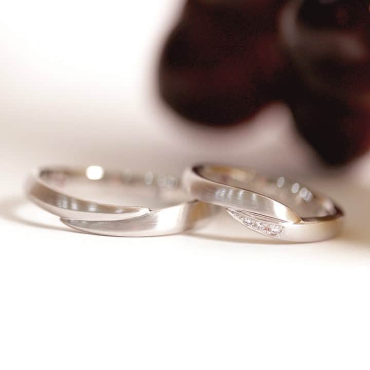 ith / イズ オーダメイド結婚指輪さんのインスタグラム写真 - (ith / イズ オーダメイド結婚指輪Instagram)「似たようなフォルムで お揃い感を出した結婚指輪。 . 男性はしなやかさの中にも エッジを感じられる《フォルテ》を、 女性は丸みのある 愛らしいデザインの《モデラート》を 選びました。 . さりげなくダイヤをお留めし、 よりお好みのデザインとなりました。 . 中央に向かい 腕を抱きかかえるようフォルムが、 お二人のお気に入りポイントです。 . さらにマット加工を施し、 より落ち着いた雰囲気の お二人らしい結婚指輪となりました。 . . ▽ 指輪について 結婚指輪(男性)：フォルテ Pt900：102,000円〜 . 結婚指輪(女性)：モデラート Pt900：112,000円〜 . . 公式ハッシュタグ🤳✨ #イズマリッジ . . 【オンラインサポートOPEN】 お二人それぞれのご自宅にいながら 指輪のオーダーメイドができる、 ithのオンライン相談もご活用ください💻 ご試着最多6点まで、レンタル可能です💍 . #マリッジリング #エンゲージリング #結婚指輪 #婚約指輪 #カスタマイズ #指輪 #ダイヤモンドリング #婚約 #プレ花嫁 #ナチュラルウェディング #結婚指輪探し #指輪選び #指輪探し #結婚指輪選び #ペアリング #プロポーズ #特別感　 #オーダーメイドリング #結婚指輪オーダー #ゴールドリング #パーソナライズ #結婚準備 #花嫁　 #2020冬婚 #2021春婚 #2021夏婚」11月5日 21時15分 - ith_marriage