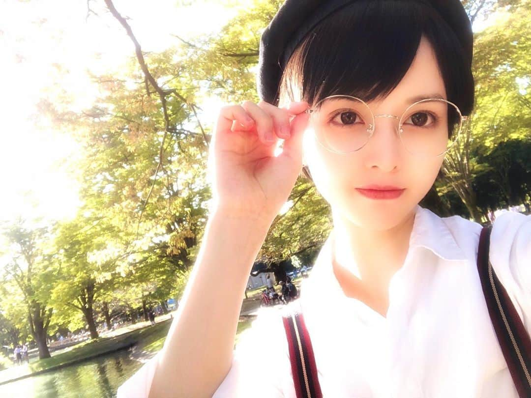 村西里世のインスタグラム：「りせおです🤓  この前、自然と触れ合ってきました🍁 癒された🌿  あ、Newヘアー黒髪の僕はどうですか？  #代々木公園 #自然 #男装 #男装女子 #中性 #中性的 #ジェンダーレス #ジェンダーレス女子 #男装さんと繋がりたい #中性さんと繋がりたい #ジェンダーレスファッション #ボーイッシュ #ボーイッシュコーデ #メンズファッション #秋コーデ #メガネコーデ #メガネ男子 #自撮り #自撮り界隈 #セルフィー #남장 #셀카 #셀피 #셀카그램 #셀카스타그램 #셀피그램 #crossdressing #crossdresser #genderless #genderlessfashion」