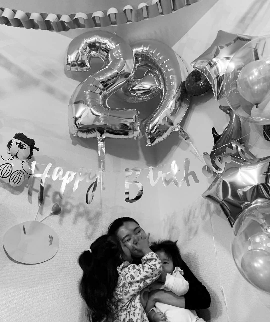 のインスタグラム：「. 29歳になりました！ お祝いのメッセージありがとうございます❤️ HappyBirthdayの飾りは長女が選んで、一生懸命パパと飾ってくれたそうです✨ 今日は何回も(多分100回くらい)「ママ、お誕生日おめでとう〜👧🏽！」って言ってくれて 20歳になったときは、 20代最後の誕生日が家族にこんなに祝ってもらえるなんて思ってもみなかった！いつもありがとう❤️ 1日楽しませてくれた3人に感謝します✨ 30代に向けて悔いの残らない1年にしたいと思います！ #29thbirthday #20201105」