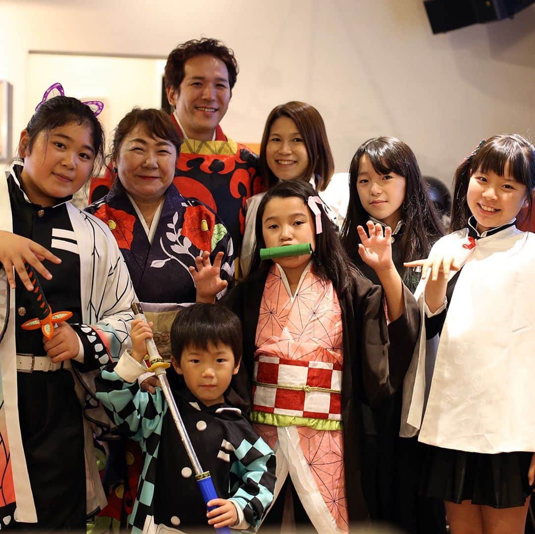 のインスタグラム：「今年のハロウィンはやはり 鬼滅の刃でした👹 マッキーの仮装は た、たまよさん？？？ わかりませーーーん😂 #鬼滅の刃#67歳のコスプレイヤー #おうちハロウィン#鬼滅の刃コスプレ」