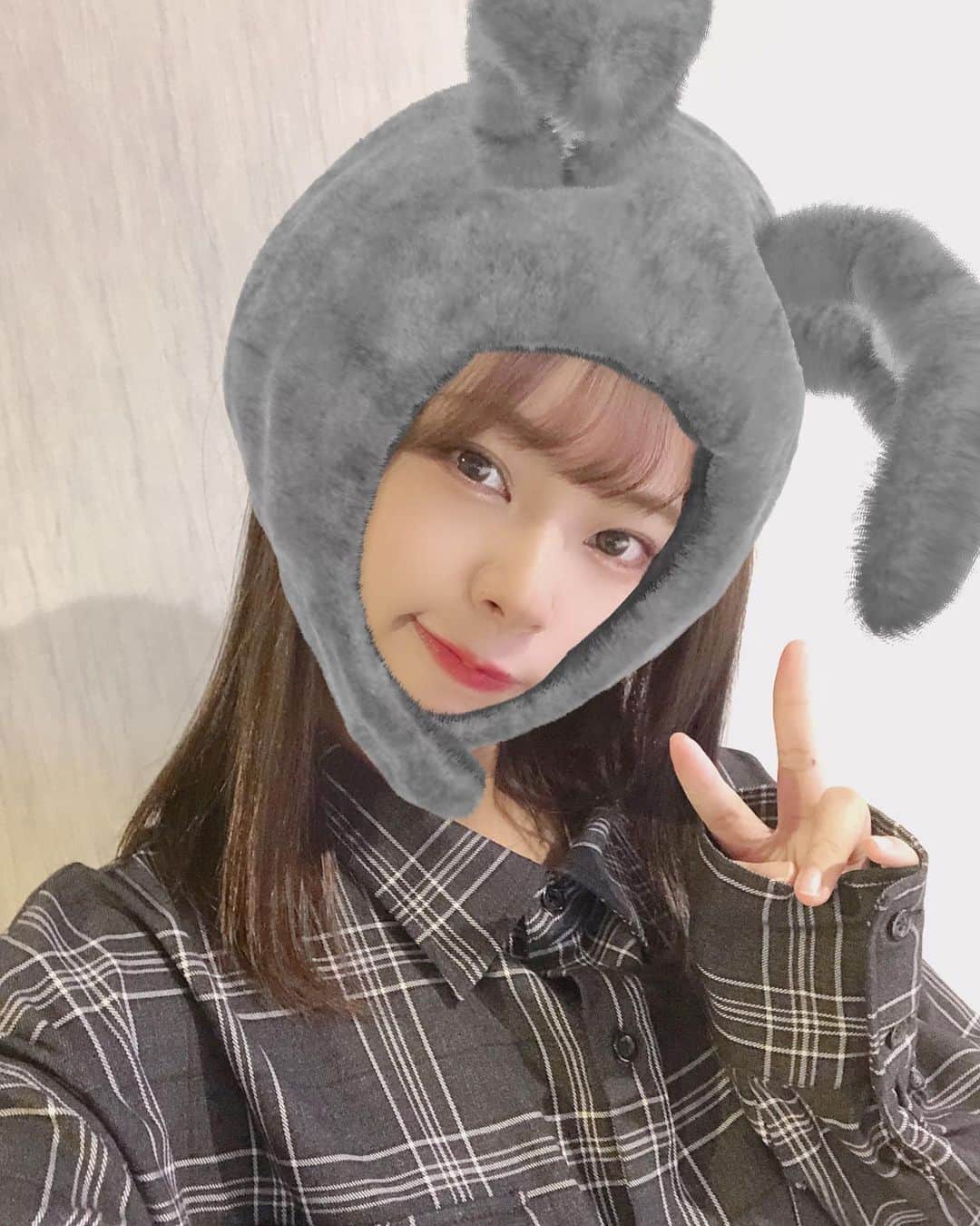 山田寿々のインスタグラム：「﻿ ﻿ 🐭？？﻿ ﻿ ﻿ 昨日お兄👦🏻に会った﻿ いっぱいアドバイスもらったので頑張ります﻿ 東京ひとり寂しかったから会えて安心しました☺️﻿ ﻿ お母さんとパパもそろそろすずに会いたいんやろな〜😛﻿ お姉👩🏻も会いたがってそう﻿ ﻿ #家族﻿ #末っ子🤘🤘﻿ #自分で言うのアレやけど﻿ #可愛いもんやで😋」
