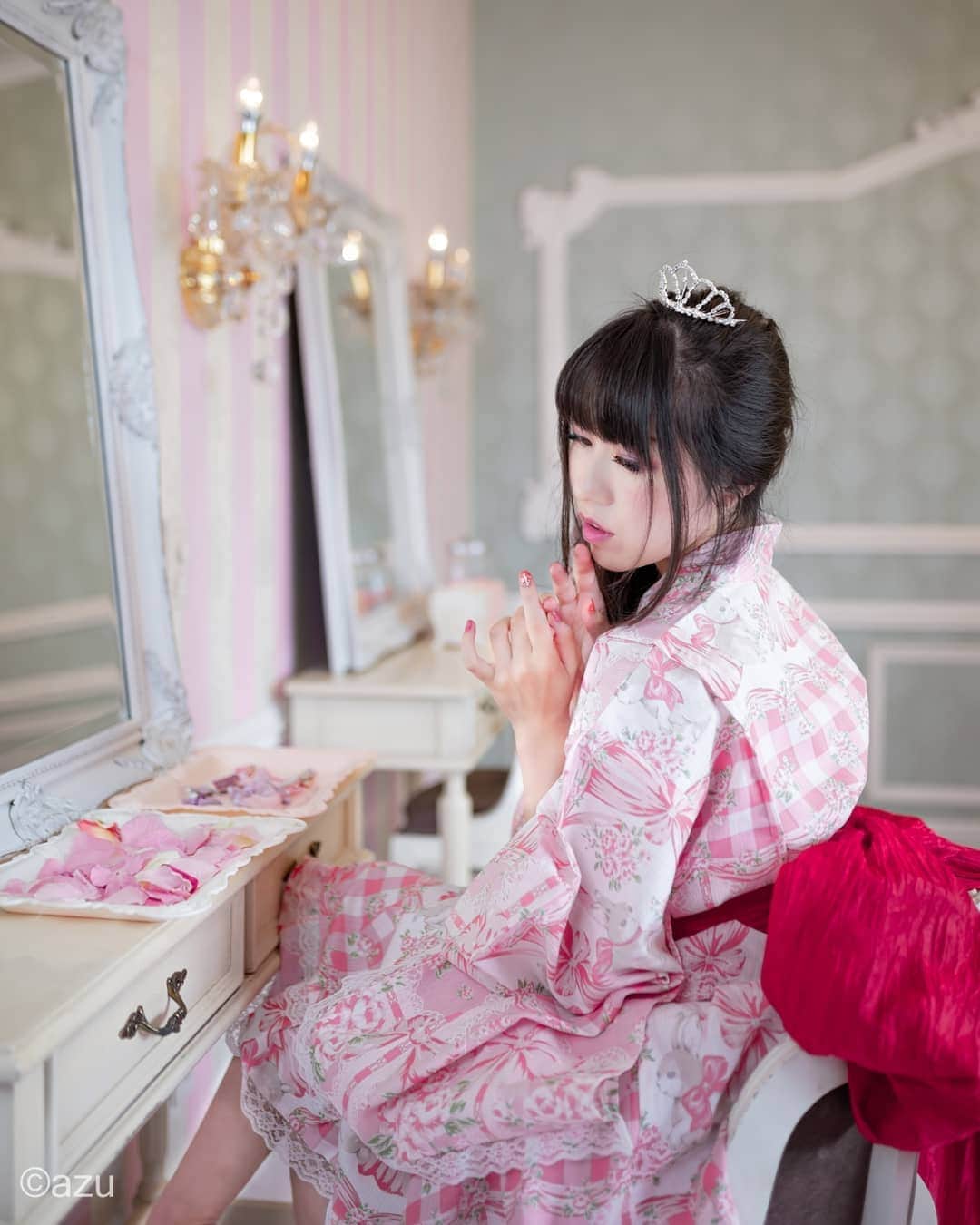高橋さくらのインスタグラム：「* * 恋心  * *  りあぽ初モデルとして出していただけました！！ 3年前かな？行った写真展で、なんとクオリティー高い写真展なんだ！！！！と感動してことし。 ゆるふわのあずさんにモデルとして出していただけました♡ 寄り寄り寄り！な作品にひゃーーーなさくらでしたが、可愛く撮ってもらえたさくらはしあわせものです。  本当に憧れの写真展で、いろいろな人に出会うことができました！ 名前を聞いたことある方も、実は作品見たことある人も。  大好きなカメラマンさんたちにも声をかけてもらい、大好きなモデルさんにも会うことができ 幸せな時間でした！ あずさんには本当に感謝です。  お姫様にしてくださったあずさんに感謝！  ありがとうございます！  また、これからもよろしくお願いします♡   #リアルポートレート #ピンク #姫 #モデル #和装 #ドレス #可愛い #スタジオ #ティアラ #カメラマン #撮影 #女子 #splus_cameraclub  #かずさん写真部  #浴衣」