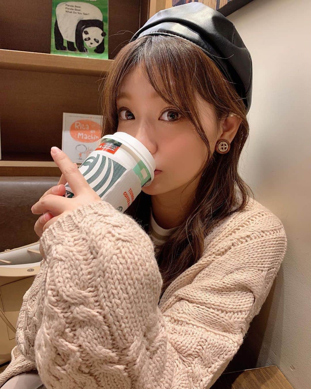 いっちゃん/嶋津 いつみのインスタグラム：「. . スタバの新しいやつ美味しかった❤️ . . . . ベリーのフラペチーノ飲みたいけど 最近寒すぎて結局ホットのドリンク頼んでまう🙄💨 . . . . .  #関西  #関西サロモ  #サロンモデル #サロモ #いっちゃん  #フリーモデル #関西モデル  #あざといっちゃん #かわいっちゃん #いっちゃんコーデ #ブライダルモデル #アレンジモデル #ヘアカラー  #ヘアアレンジ #くしゃ顔」