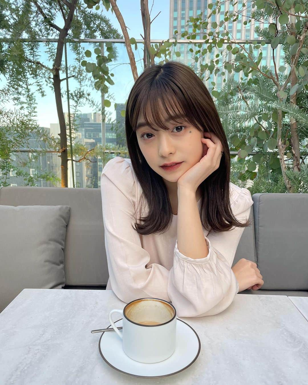 田崎さくらのインスタグラム：「☕️﻿ ﻿ ﻿ テラス席であったかいカフェラテ﻿ 頼むの好き🥰﻿ ﻿ ﻿ 友達の12proで撮ってもらったのだけど、、﻿ すごすぎた、、﻿ ﻿ iPhoneのカメラどこまで進化するの🥺﻿ ﻿」