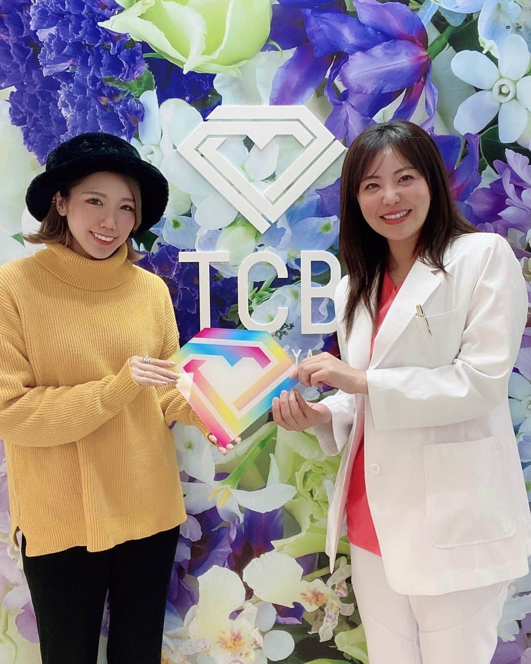 DJ CHI☆MEROのインスタグラム：「💆🏼‍♀️ . 東京中央美容外科世田谷院【@tcbsetagaya 】にて TCB式鼻先尖鋭術を受けて来ました✨ . 初めての美容外科で緊張したけど 先生もスタッフの方も丁寧にカウンセリングしてくれて安心でした💙 . ずっとコンプレックスだった 右に曲がった鼻と膨らみの左右差を整えて更に高くしたんだけど 施術中も怖くないように手を握ってくれてたり あっという間に終わってしまいました☺️ . 外崎先生【 @tcb.sotozaki 】ありがとうございました💓 1週間後の経過観察楽しみ！！ . 予約の時に『ちーめろのインスタ見た！』と伝えてもらえば いい事あるかも…♪ 興味がある人は一度お店のHPを見てみてね。 . . . #鼻整形ならtcb東京中央美容外科 #美容整形ならtcb東京中央美容外科 #東京中央美容外科#美容外科#世田谷院#東京中央美容外科世田谷院#外崎麻里#tcb式鼻先先鋭術#tcb式鼻翼縮小完全内側法#TCB#世田谷院#池尻大橋#東京#田園都市#美容#アンチエイジング#小鼻#鼻整形#PR」