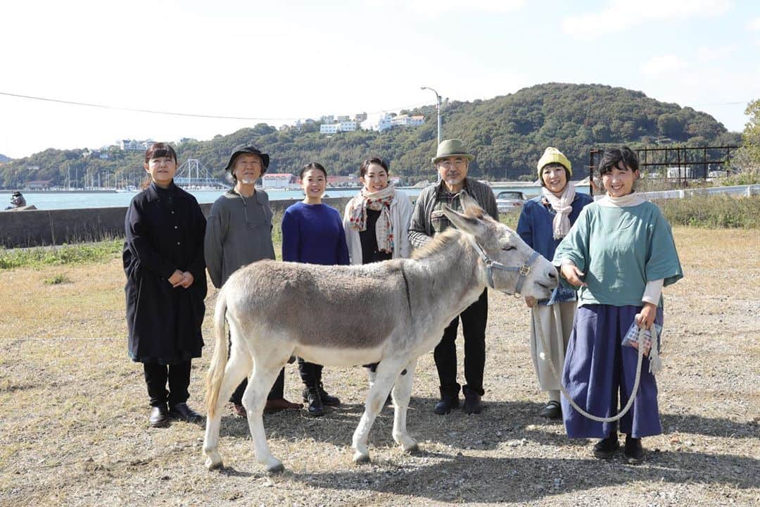 松本野々歩のインスタグラム：「水面がキラキラ やさしい波音 トンビのぴろろろ  心の友が住んでて ロバがいて そこに素敵な人が集まってきて 今回は　わたしのファミリーもいて その音楽があって  愛してるが　静かに渋滞してた🦓🐫🦙🐄🐑🐖🐘🐆」