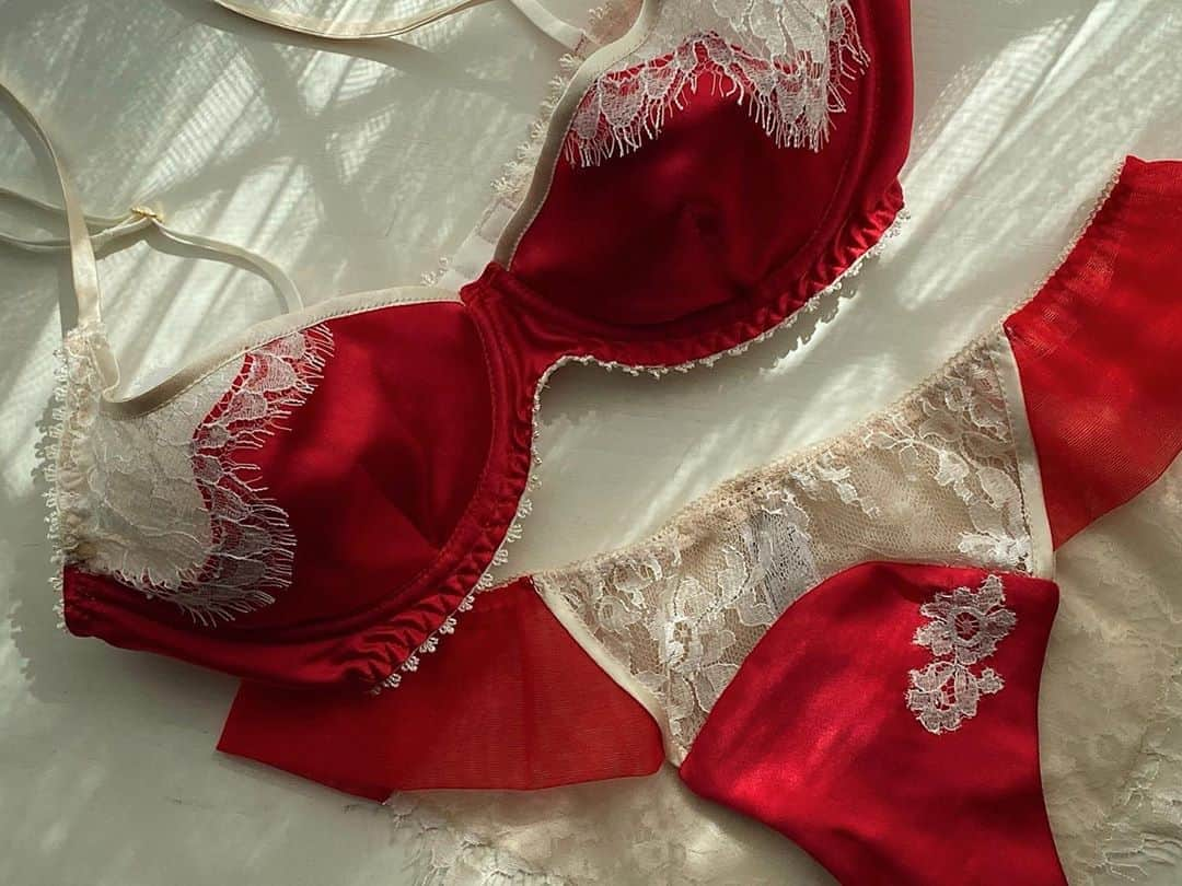 Chiyono Anneさんのインスタグラム写真 - (Chiyono AnneInstagram)「That red glow ❤️  #chiyonoanne #silklingerie #bespoke #handmade」11月5日 21時13分 - chiyono_anne