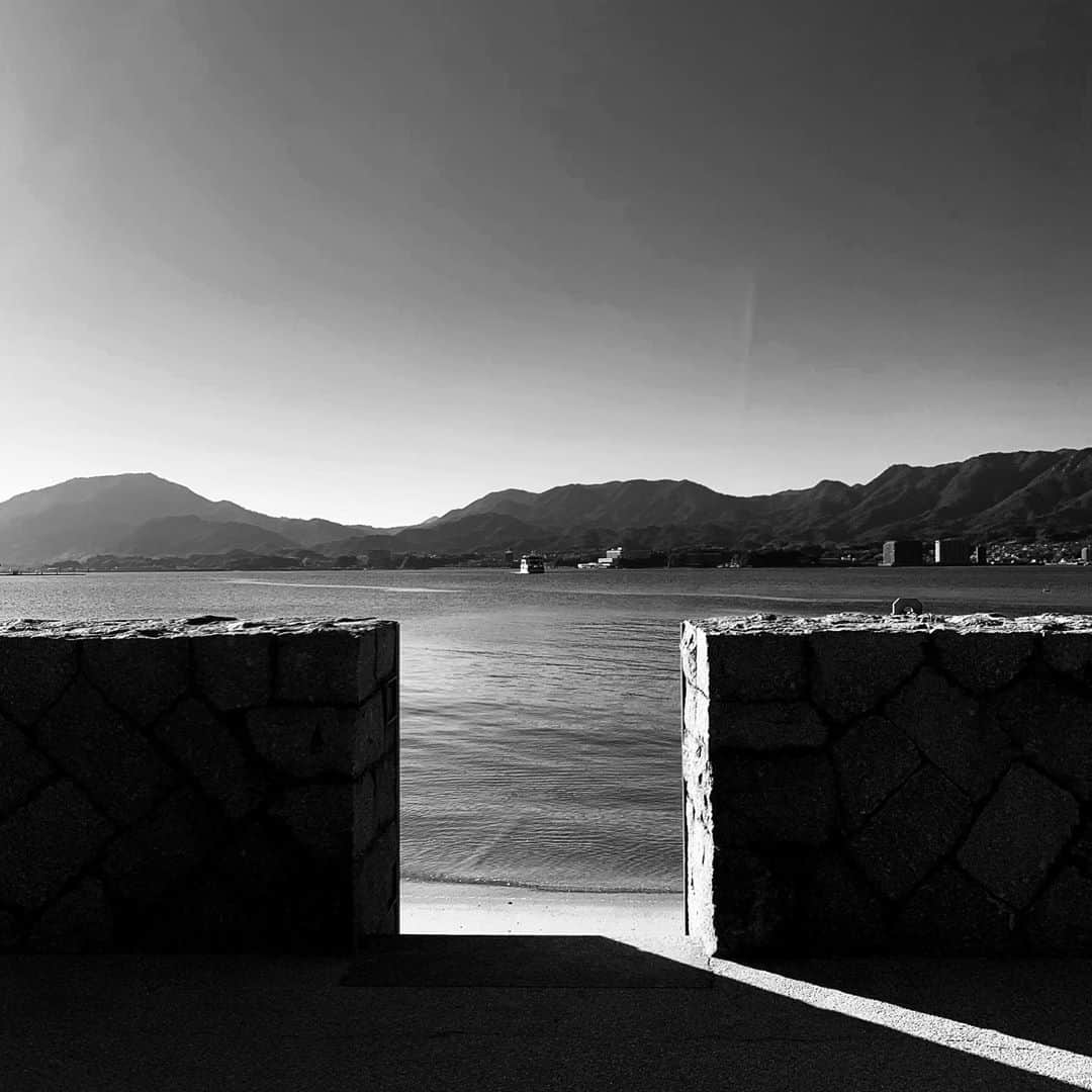 naotakeのインスタグラム：「防波堤 - A breakwater / iPhone XR & Snapseed, 20201106 . . 埼玉のるーばんというレストランが安くて美味しいらしい。トマトソースのスパゲティやアンチョビドレッシングのサラダが食べてみたい。 . . #spicollective #royalsnappingartists #infamous_family #rsa_main #infinity_photo_cult #2_fineart #jp_gallery_member #jp_gallery_bnw #trb_bnw #wp_bnw  #bnw_life #bnwlife_member #bnw_life_shots #bnw_captures #world_bnw #top_bnw #team_jp_ #team_jp_モノクロ #ig_energy_bw #ig_nihon #streetphotographybnw #igersjp #blackandwhite #bnw #bnwphoto #monochrome #bw #bnwphotography #ShotOniPhone #shotoniphoneXR」