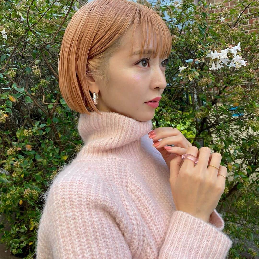梅村実帆のインスタグラム：「久々のgirly day 👩🏻‍🦰 makeも冬っぽいピンクメイクに🤍 リップは @ettusaisjp 👄 新作のプランパー01の上にティントルージュ02を重ねたよ🤲🏻 マスクにもつかないし乾燥しなくていい感じ😽 #エテュセ #PR #ティントルージュ #プランパー」