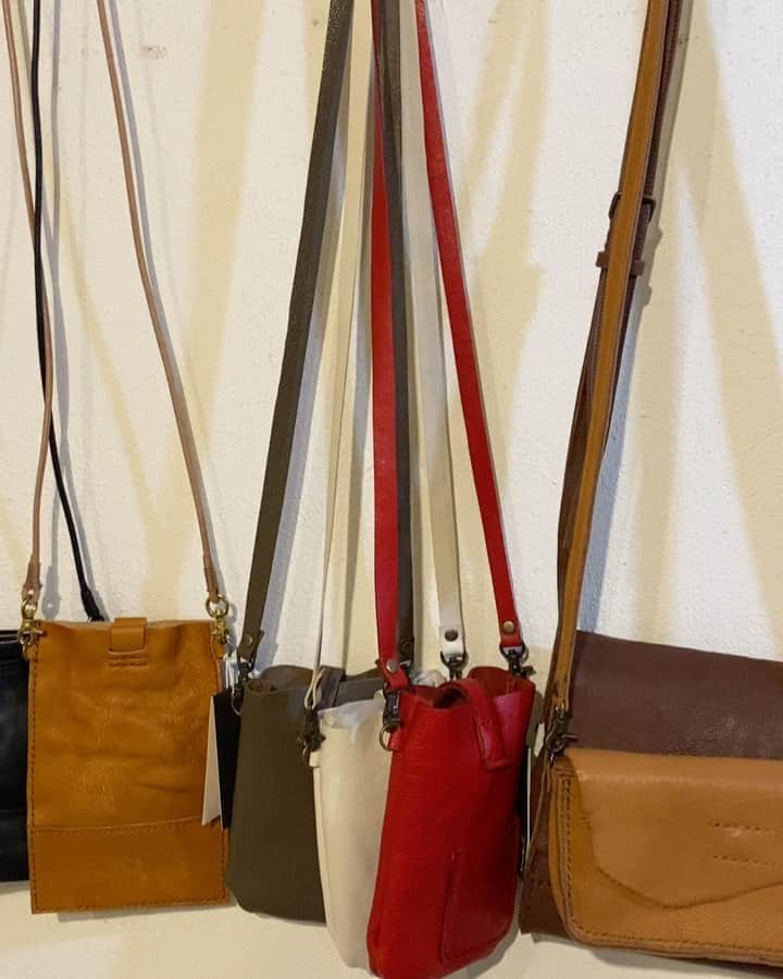 cafezakkagallery-flagのインスタグラム：「◆ギャラリーのご案内◆ 「Leather craft , bags ciel EXHIBITION 2020」 2020年11月6日～21日まで  福岡で革bagを中心に制作を行っている Leather craft , bags ciel。 関西展示会の巡回となります。  cafeFLAG ギャラリーにて開催致します。 シンプルな形の中にも愛らしさと 使いやすさが兼ね備えており ユニセックス使用でき年齢を問わず普段使いにもおすすめです。 ぜひ11月は新しい鞄などの新調が いい時期でもございますのでお楽しみ下さいませ。 ※作家さんの在廊日6日と7日  ◆和食プレートランチのご予約について◆ 和食プレートランチのみ、ご予約受付を 再開いたしました。 店頭・HPご予約フォームより、前日17時まで受付。 (お電話でのご予約は受付けておりません)  FLAGからの返信メールをもちまして、 ご予約完了となります。 和食プレートのみ、お席のご予約は出来ません。 ご来店順でのご案内となります。 満席の場合はお待ち頂きます事ご了承ください。 ※ご予約時間を20分過ぎますとキャンセルとなります。 駐車場に関しましても以前同様先着順となります。 また、駐車場の空き状況のお問い合わせの お電話にはご対応出来ません。 ランチタイムは電話に出られない事もあります。 大変申し訳ございませんが、ご了承願います。  ぜひお庭を眺めつつゆっくりお楽しみ下さいませ。  #cafeFLAG #cafezakkagalleryFLAG #ギャラリー #大阪カフェ巡り #大阪カフェ #枚方市 #枚方カフェ」