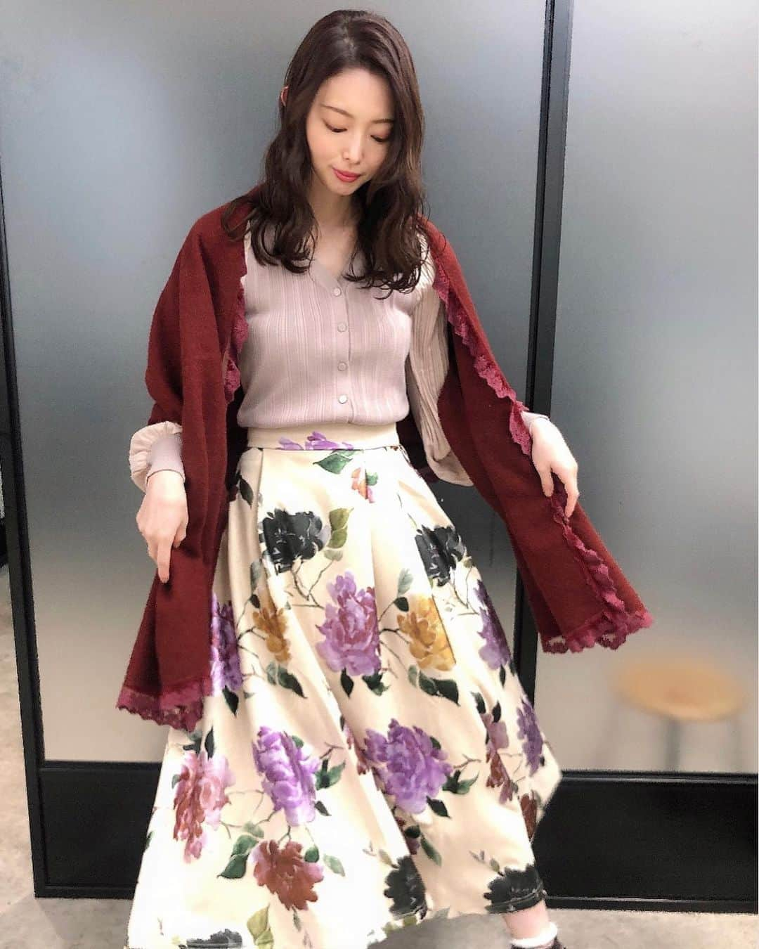 松田唯花さんのインスタグラム写真 - (松田唯花Instagram)「ストーリーズに載せたとき、お洋服のブランドで質問いただいたので👗  トップスは #mercuryduo 、スカートは #randa 、ストールは #honeysalon です✨  この大きいお花柄のスカート、すごく褒めていただける💐一目惚れして2色買いしてよかった☺️もう1色はグレーを持っています。 RANDAって靴のイメージが強いけど、実はお洋服も可愛いのがとっても多いから要チェックです🔍✨  #ootd #coordinate #outfit #コーディネート #マーキュリーデュオ #ランダ #ハニーサロン」11月5日 21時21分 - yuika_matsuda.official