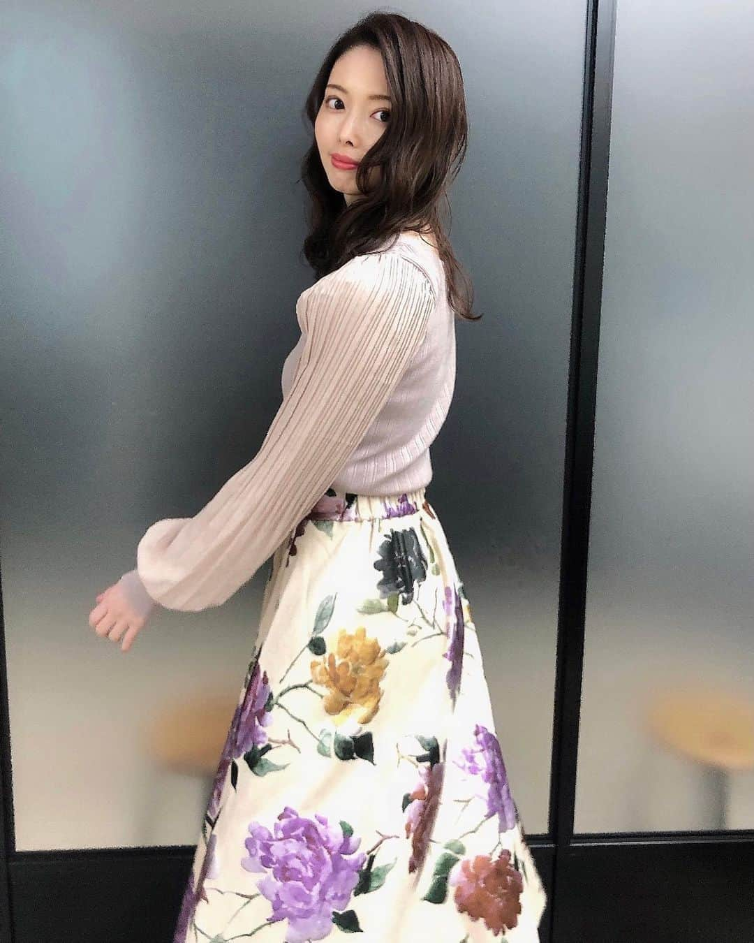 松田唯花さんのインスタグラム写真 - (松田唯花Instagram)「ストーリーズに載せたとき、お洋服のブランドで質問いただいたので👗  トップスは #mercuryduo 、スカートは #randa 、ストールは #honeysalon です✨  この大きいお花柄のスカート、すごく褒めていただける💐一目惚れして2色買いしてよかった☺️もう1色はグレーを持っています。 RANDAって靴のイメージが強いけど、実はお洋服も可愛いのがとっても多いから要チェックです🔍✨  #ootd #coordinate #outfit #コーディネート #マーキュリーデュオ #ランダ #ハニーサロン」11月5日 21時21分 - yuika_matsuda.official