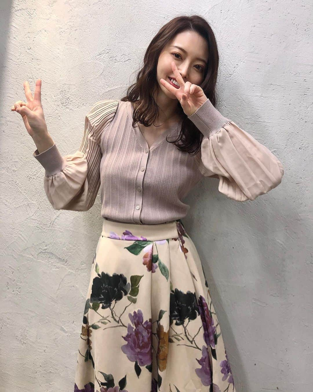 松田唯花さんのインスタグラム写真 - (松田唯花Instagram)「ストーリーズに載せたとき、お洋服のブランドで質問いただいたので👗  トップスは #mercuryduo 、スカートは #randa 、ストールは #honeysalon です✨  この大きいお花柄のスカート、すごく褒めていただける💐一目惚れして2色買いしてよかった☺️もう1色はグレーを持っています。 RANDAって靴のイメージが強いけど、実はお洋服も可愛いのがとっても多いから要チェックです🔍✨  #ootd #coordinate #outfit #コーディネート #マーキュリーデュオ #ランダ #ハニーサロン」11月5日 21時21分 - yuika_matsuda.official