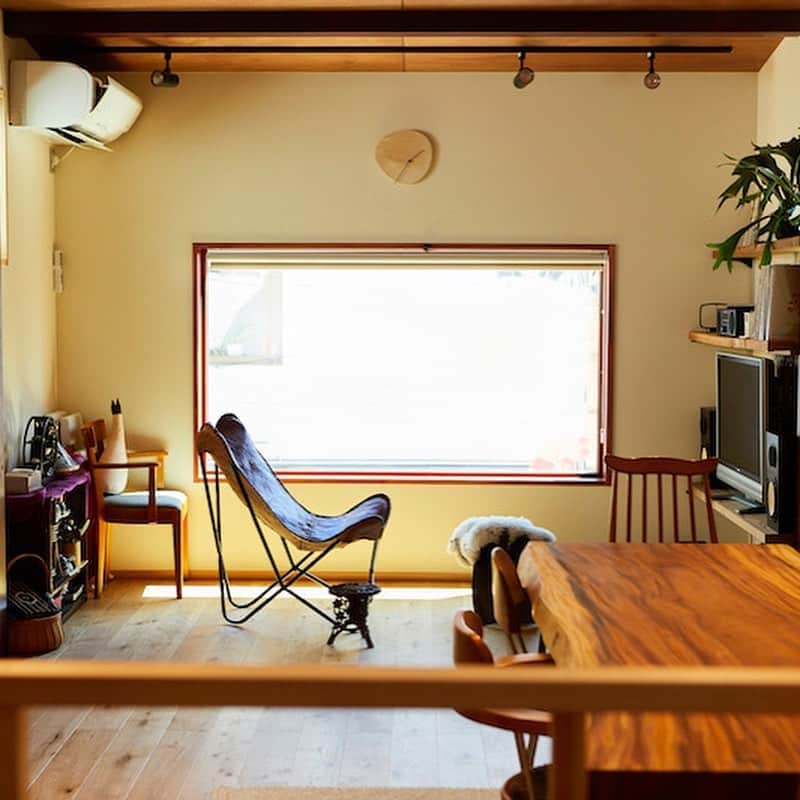 LIFULL HOME'S DIY Magさんのインスタグラム写真 - (LIFULL HOME'S DIY MagInstagram)「自分らしさを盛り込んだリノベーション物件、オリジナリティが感じられる部屋など、こだわりの住まいに暮らす人々にインタビューする企画 #わがままな住まい 。その人のライフスタイルとともに、家づくりから住まいに対する価値観まで伺います。﻿ ﻿ 今回お話を伺ったのは、フリー編集者のツレヅレハナコ @turehana1 さん。﻿ 今年3月に完成したばかりの新居は、その建築の記録を『女ひとり、家を建てる』（河出書房新社刊）という本にまとめてしまうほど、食とお酒をとことん楽しむためのアイデアが詰まっています。そんなこだわりの一軒家にお邪魔しました。﻿ ﻿ ﻿ ■ 大好きな「台所」を中心にした家づくり﻿ ﻿ ハナコさんが家づくりで大事にしたのは、賃貸マンションのキッチンで好きだったところは踏襲すること、不便だったところは改善すること。﻿ 「理想の台所を作りたい」という思いでした。﻿ ﻿ そうして完成した新居は、1階が立ち飲みカウンターを備えたサブキッチン、土間リビングのほか、書斎、寝室、浴室、トイレがあるのに対し、2階はメインの台所とリビング、トイレのみという贅沢な間取り。﻿ 一般的な家庭のキッチンが平均4.5畳といわれる中、台所は14畳もあり、まさに家の主役。ハナコさんの並々ならぬ「台所愛」を感じる造りになりました。﻿ ﻿ ﻿ ■ こだわりがぎゅっと詰まった2階の台所﻿ ﻿ 今はリビング・ダイニングとひとつながりのオープンキッチンが主流ですが、ハナコさんは前の家と同じ、L字形のクローズドキッチンに決めました。﻿ ﻿ 「わざわざクローズドキッチンを選ぶ人、いないらしいです（笑）。でも、私はクローズドキッチンが前提でした。料理をするときは、料理に集中したいんです。宴会のときもおしゃべりできなくていいから、台所とリビングを分けたかった。結果的に台所が広いので、リビングにいる人もいれば、台所で話し込んでいる人もいる。いい感じに分けられてよかったですね」﻿ ﻿ 北側に設置されたオールステンレスのキッチンは、厨房機器メーカー「タニコー」のもの。フルオーダーで、作業台はまな板とボウルを縦に並べて置けるように十分な奥行きを確保し、高さは身長170㎝のハナコさんが使いやすい90㎝に。﻿ 一方で、コンロ台は鍋の中がのぞきやすいよう、作業台より一段低く設計されています。ひとつひとつの要望に寄り添ってくれるのは、フルオーダーならではです。﻿ ﻿ ﻿ ......................... ﻿ ﻿ 続きはWEBサイトにて！﻿ トップのURL、ストーリーズリンクよりご覧ください🔍﻿ ﻿ @lifullhomesdiymag﻿ #暮らしの編集力を高めるウェブマガジン﻿ #lifullhomesdiymag﻿ #diymag﻿ ﻿ ﻿ #戸建て #戸建 #戸建て住宅 #新築一戸建て  #新築 #注文住宅 #注文住宅新築  #2ldk #ペットのいる生活 #一人暮らし #二人暮らし  #キッチン #ステンレスキッチン #フルオーダーキッチン #クローズドキッチン  #見せる収納 #飾り棚 #ディスプレイ  #部屋作り #部屋づくり #部屋  #リノベーション #リノベ #リノベーション住宅」11月5日 21時22分 - lifullhomesdiymag