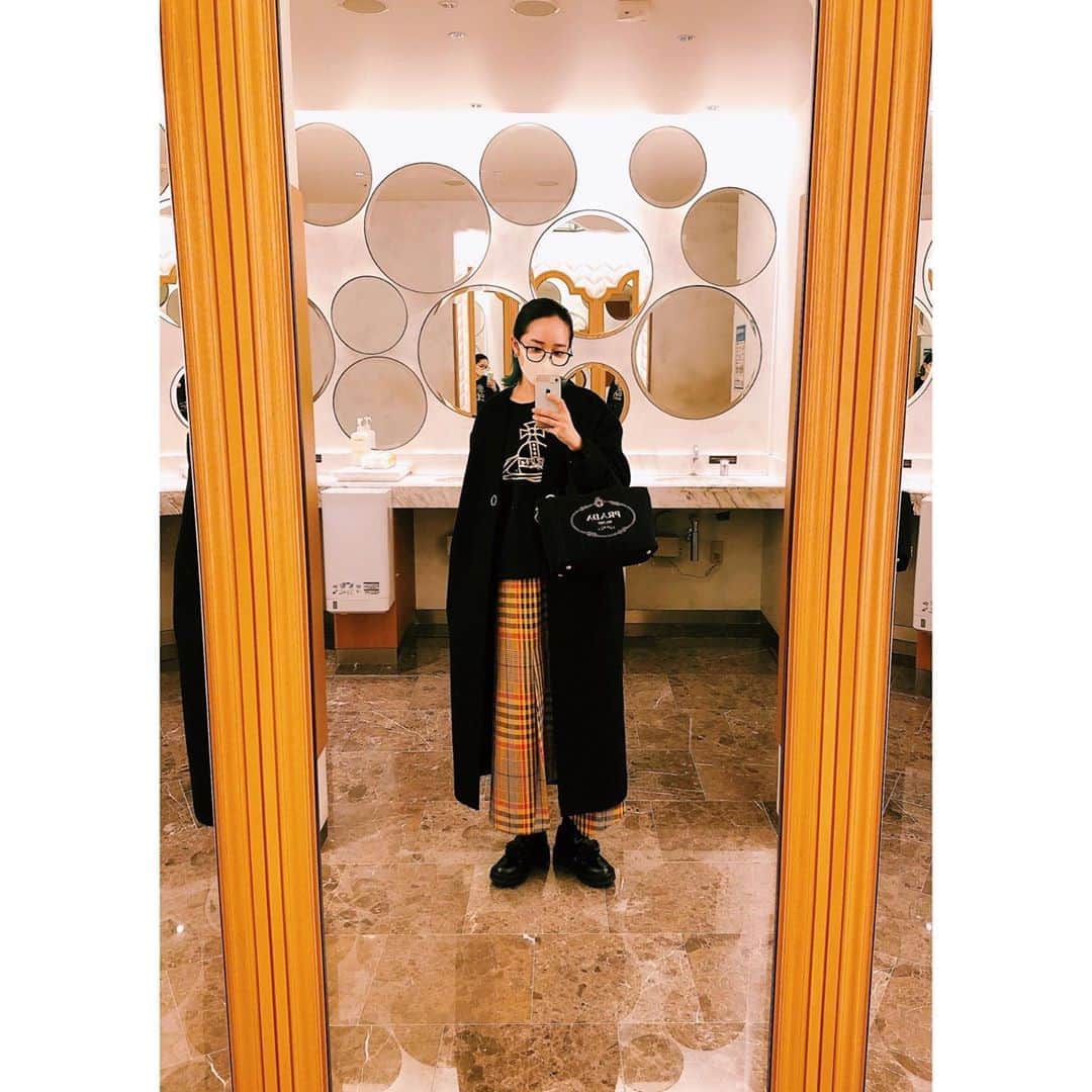 のインスタグラム：「today's coordinate . ここ数年の選りすぐり。 . イベントなどで着させて頂いたものは . 有難く日常使いさせて頂いております。 . #tops ... #viviennewestwood . #skrit / #shoes ... #enfold . #coat ... #sportmax . #bag ... #prada . #eyewear ... #equem . 伊勢丹のトイレってときめk(ry」