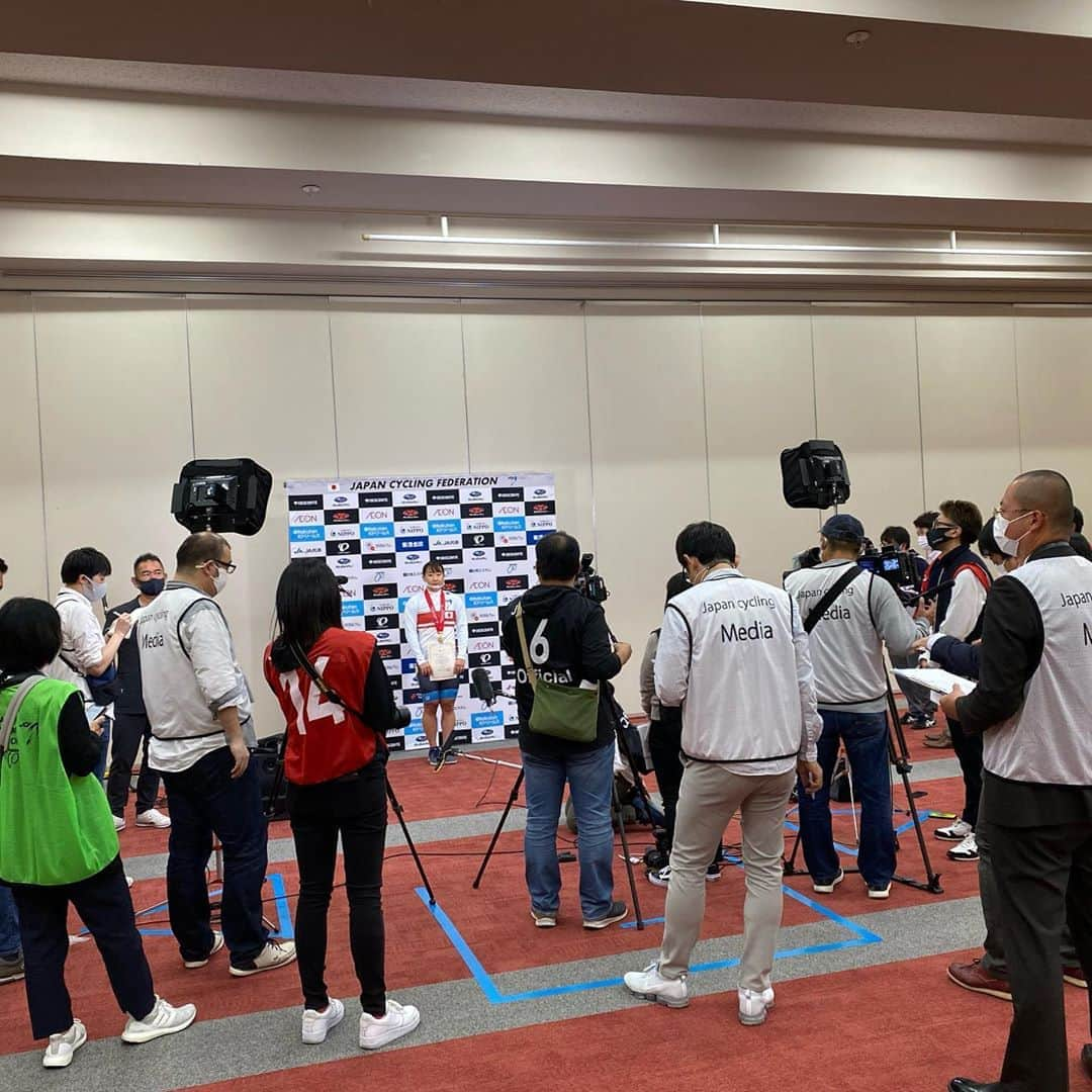 梶原悠未さんのインスタグラム写真 - (梶原悠未Instagram)「2020全日本選手権トラック大会 開幕しました✨ . ❶日目 エリミネイション 優勝🥇 . 毎周回 最後尾が除外されていくサバイバルレース! オムニアムの第3種目目でもあります! 今大会から起用され 初代全日本ﾁｬﾝﾋﾟｵﾝになりました! . 大会開催にご尽力いただいた皆様、ありがとうございます。 . 🎗#江副記念リクルート財団 ☀️#ソルテラグループ 💊#光英科学研究所 🚲#BRIDGESTONE 🚴‍♀️#BIORACER 🏫#タイケン学園 🐼#マルエムPOP ⛑#OGKkabuto 👚#CRAFT 🛵#maviccycling 🕹#NITTO 🏋️‍♀️#JUCOLA 👙#CWXワコール 🚵‍♀️#FELT . 多大なご支援、ご声援、ありがとうございます。 . 📸jcf」11月5日 21時33分 - yumi_kajihara