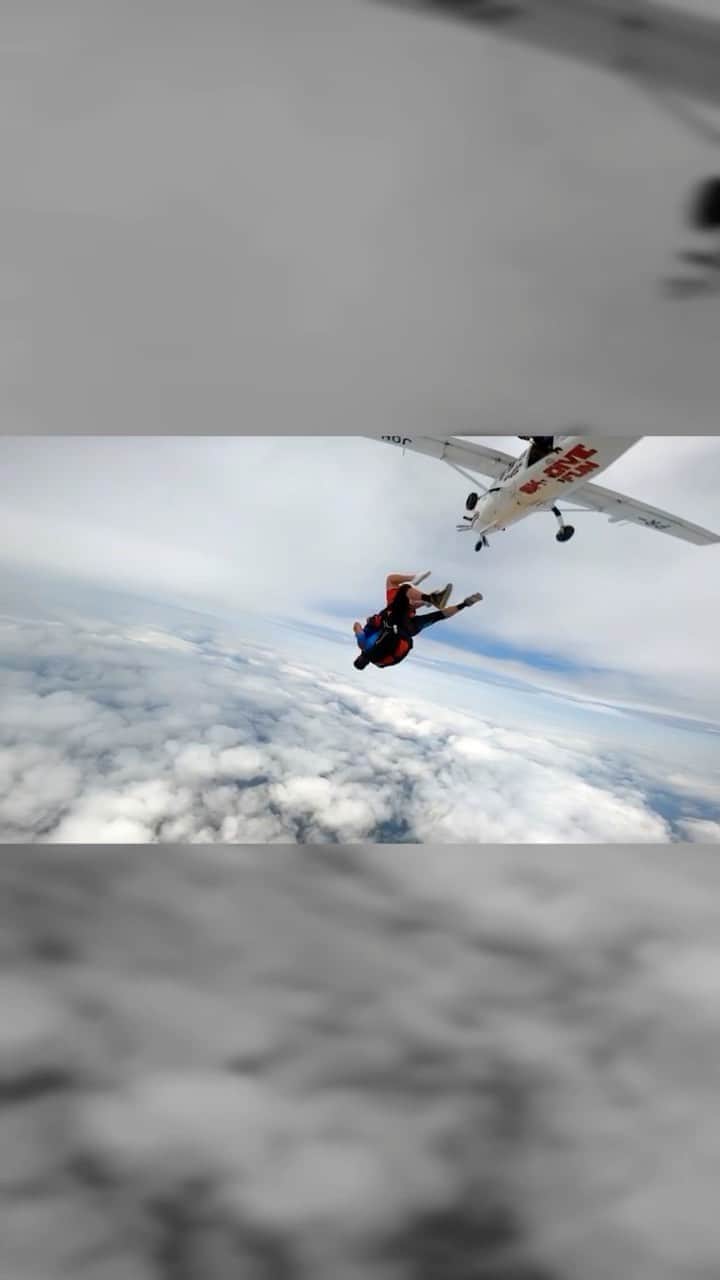 アレッサンドロ・ローザ・ヴィエイラのインスタグラム：「Já imaginou autografar uma bola em pleno salto? 😱✅   E você, pularia?  Inexplicável @wowparaquedismo   @will.i.am.flying   @vagnerjorge   Que loucura! ✈️ 🪂」