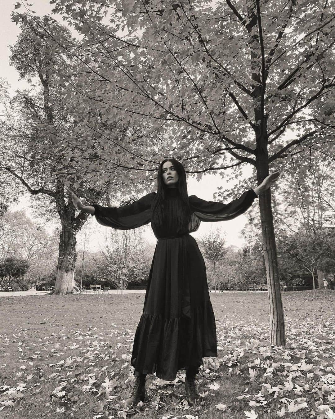 クリスティナ・バザンのインスタグラム：「The Death of Fall / The Fall of Death  Coming into Light, surrendering to Love. The Remembrance of Earth, her Sovereignty and Wisdom. November 2020 🎞 @ana_yokatta」