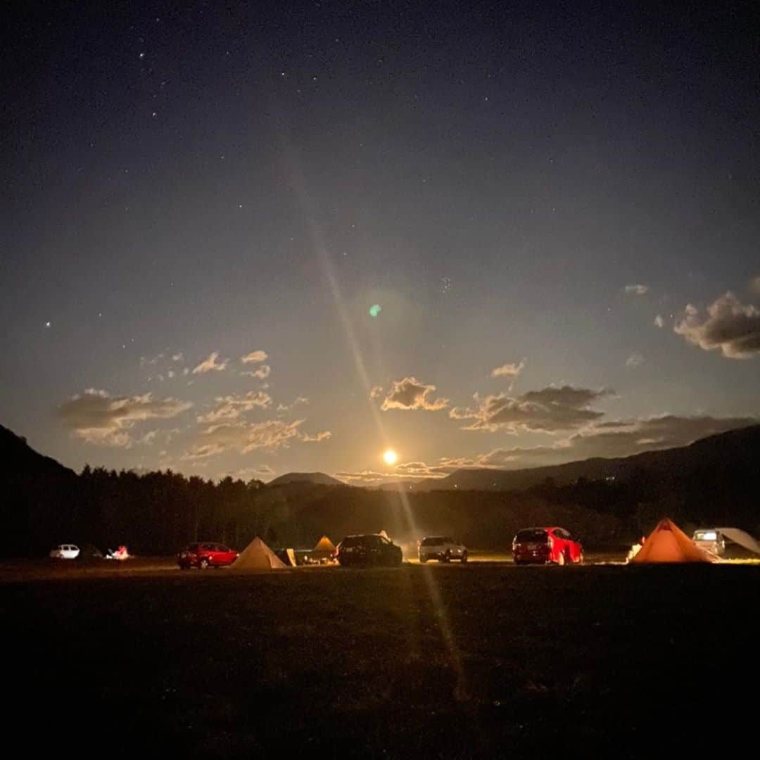 野波麻帆さんのインスタグラム写真 - (野波麻帆Instagram)「. Camp 🏕. 緑の上を走り回る子供達の声を聴きながら、気の置けない友人達と自然の中で一緒に料理したり、食事したりして過ごす時間は格別。 今回はポークリブ、燻製スモークサーモンやチーズ、ナッツなど。😊 今年はもう１回行けるかな？ #camp」11月5日 21時26分 - mahononami