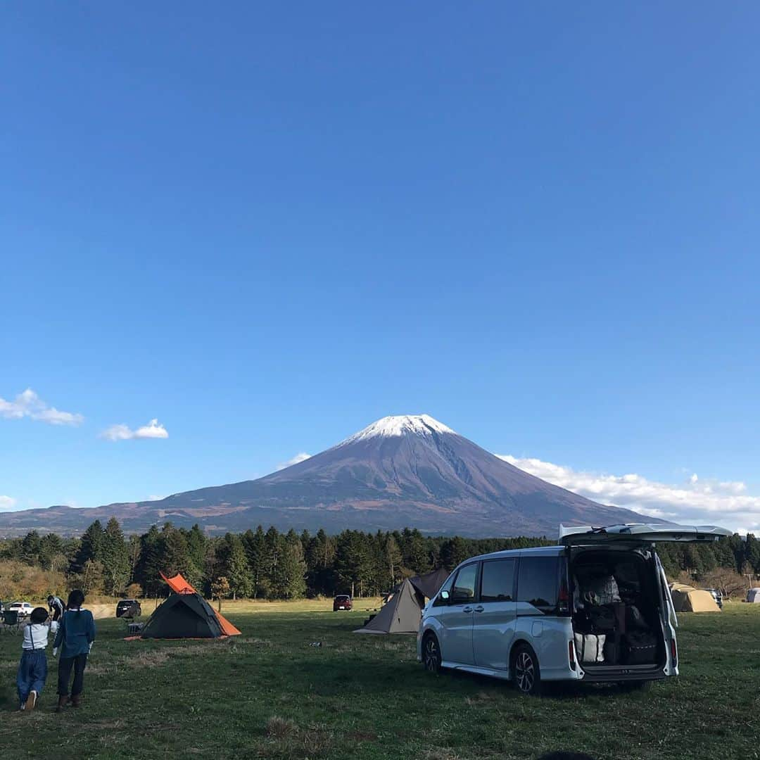 野波麻帆さんのインスタグラム写真 - (野波麻帆Instagram)「. Camp 🏕. 緑の上を走り回る子供達の声を聴きながら、気の置けない友人達と自然の中で一緒に料理したり、食事したりして過ごす時間は格別。 今回はポークリブ、燻製スモークサーモンやチーズ、ナッツなど。😊 今年はもう１回行けるかな？ #camp」11月5日 21時26分 - mahononami