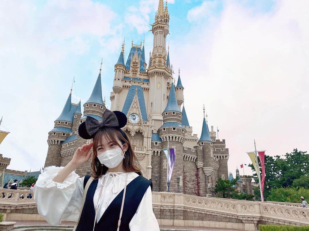 夏川愛実のインスタグラム：「﻿ ﻿ ﻿ 先月、やっと行けました夢の国…💓 ﻿友達がたくさん写真撮ってくれた😷💗 ﻿ #ディズニー#disney#disneyland﻿ #ディズニーコーデ#夢の国﻿」