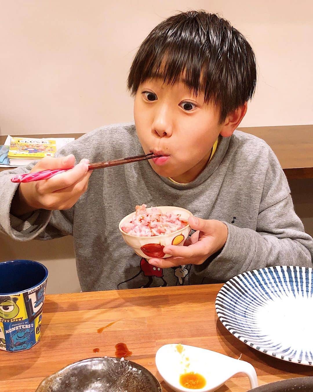 みきママさんのインスタグラム写真 - (みきママInstagram)「【晩御飯はマグロのたたきです！！】  広告の品でマグロのたたきを400円代でゲット〜✨✨✨  他にはチキンのガーリックきのこソテーと豚汁と煮物などを食べました🤩🤩🤩  杏ちゃん「マグロおいしすぎ」ってさ。かきこんでいました。  れんちび「まぐろ足りねぇ」ってさ。数分後ペロリです😱😱😱  他も食べてください😭😭😭  #みきママ #マグロのたたき #マグロ」11月5日 21時28分 - mikimama_official