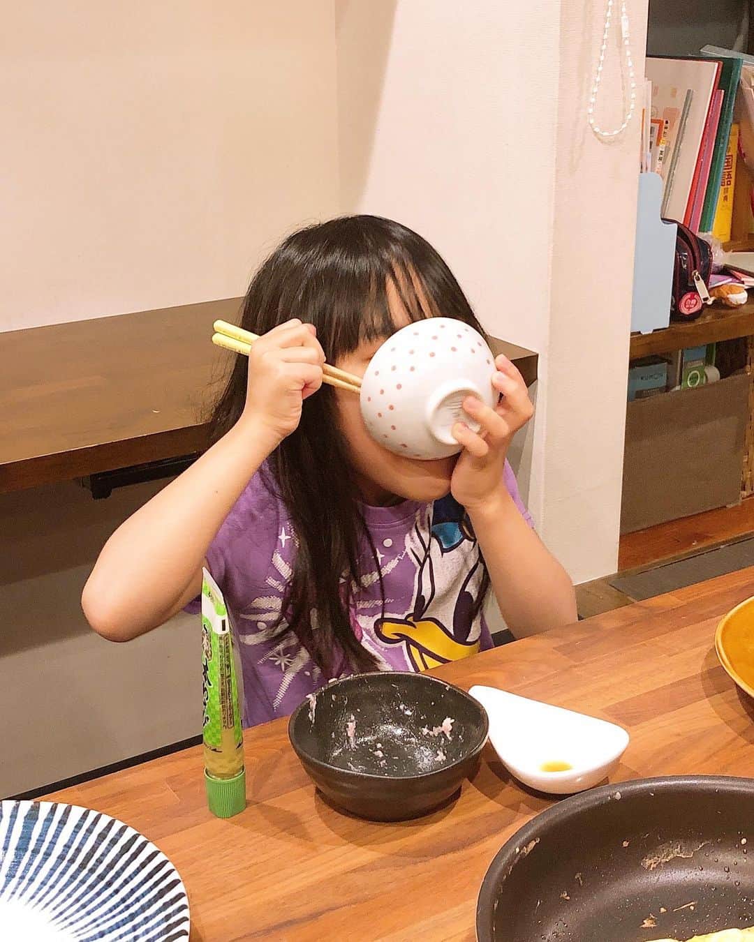みきママさんのインスタグラム写真 - (みきママInstagram)「【晩御飯はマグロのたたきです！！】  広告の品でマグロのたたきを400円代でゲット〜✨✨✨  他にはチキンのガーリックきのこソテーと豚汁と煮物などを食べました🤩🤩🤩  杏ちゃん「マグロおいしすぎ」ってさ。かきこんでいました。  れんちび「まぐろ足りねぇ」ってさ。数分後ペロリです😱😱😱  他も食べてください😭😭😭  #みきママ #マグロのたたき #マグロ」11月5日 21時28分 - mikimama_official