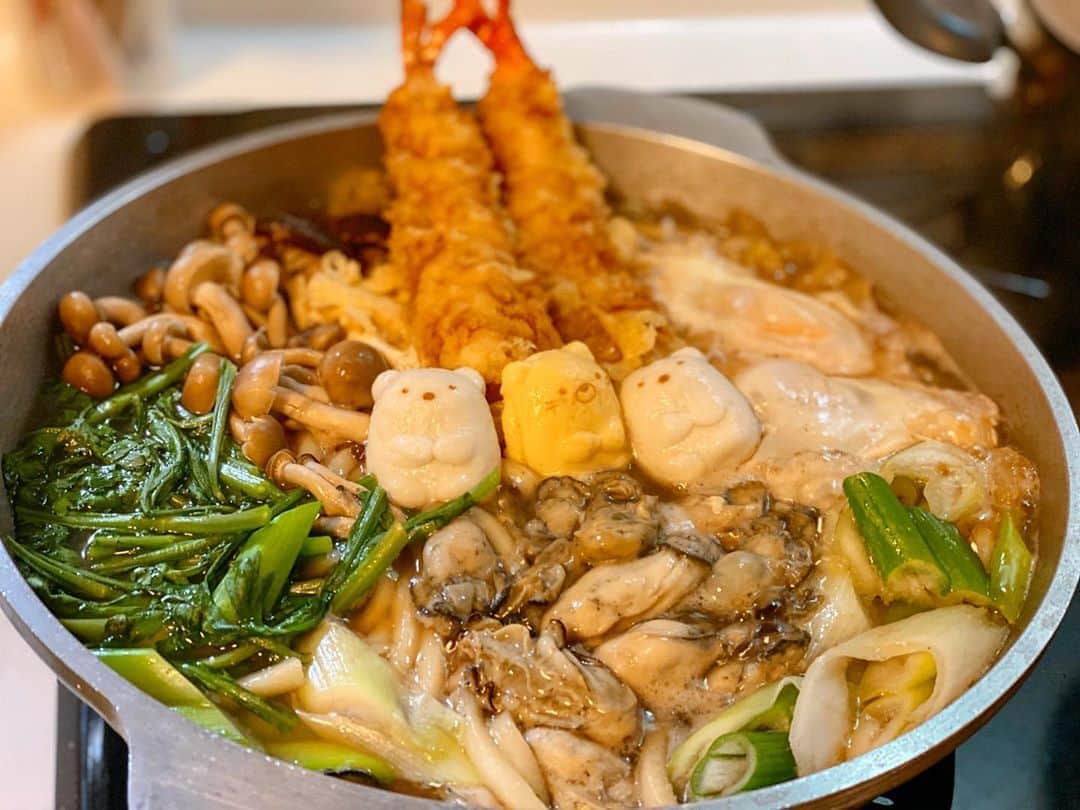 倉岡生夏のインスタグラム：「鍋焼きうどん〜⭐️ ・ ・ 今夜はおかず沢山〜。 鍋焼きうどんにお寿司も買ってきてくれて炭水化物祭り❣️w 餃子もつくりましたよ🥟 ・ やっぱり寒くなるとこういうもの食べたくなりますよね〜！  ・ かつおぶしと、どんこでしっかりお出汁取ったし、牡蠣も入れたのでいい出汁でした〜！  ・ すみっこぐらしのかまぼこが可愛すぎていやされました💓 ・ ・ ・ たまに普通のごはんも載せようかな⭐️ ・ ・ #おうちごはんlover  #おうちごはん記録  #鍋焼きうどん  #すみっこぐらし  #愛され料理  #夜ご飯記録  #献立  #デリスタグラマー  #クッキングラム  #おうちごはん  #料理好きな人と繋がりたい  #japanesefood  #washoku  #tenpura #無農薬野菜」