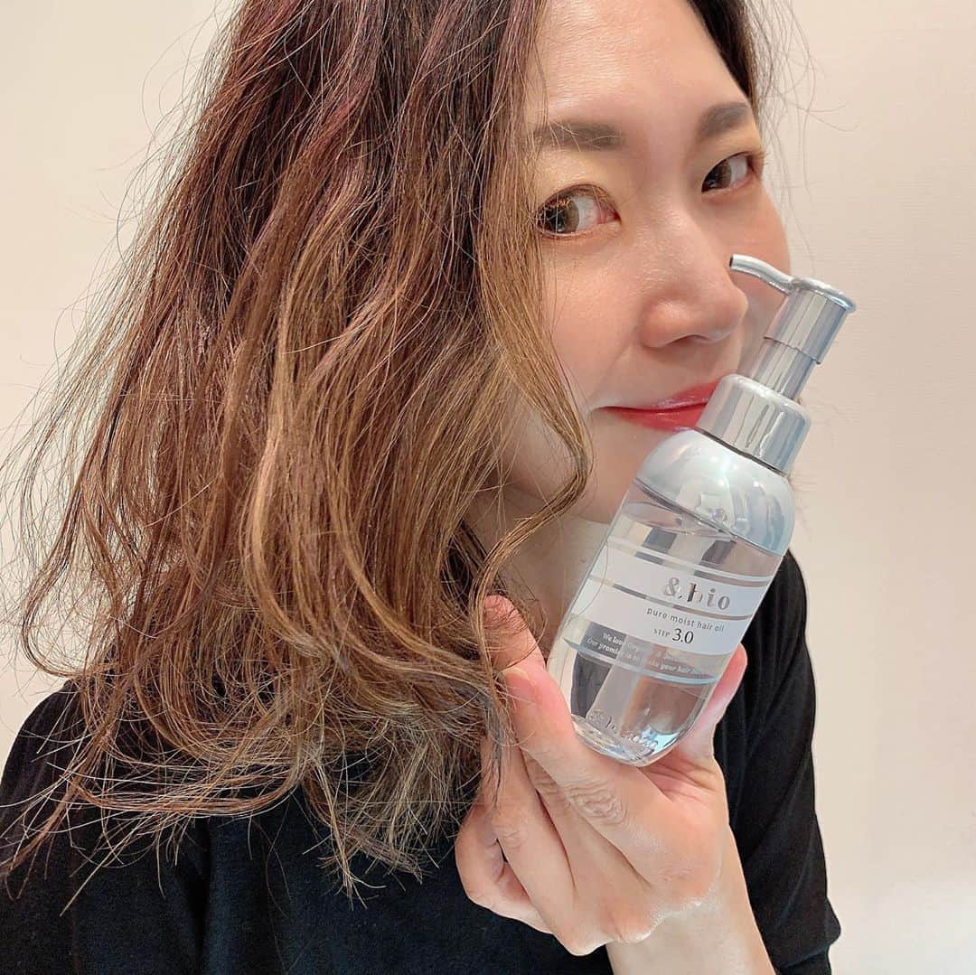 のインスタグラム：「新しい毛髪科学「保水バイオ美容」  「&bio」の　「ピュアモイスチャー　ヘアオイル」 を使ってみたよ😄  &bioって　3種のオーガニックオイル(オリーブオイル　アルガンオイル　シアバターオイル)を独自の配合比率で構成して、髪の内部に浸透する自然由来の力で、潤いを与えながら　ふんわり健やかな神にしてくれるんだって☺️ うるおって髪ふんわり🥰🥰  髪を巻いてから　オイルを手につけて毛先を中心につけてみたよ！ サラサラしてテクスチャーでつけやすいし、 束感出て艶も出たよ💕💕💕  #アンドビオ #保水バイオ美容 #うるふわ髪 #andbio #ヘアケア #ふんわり髪 #andbio_pr」