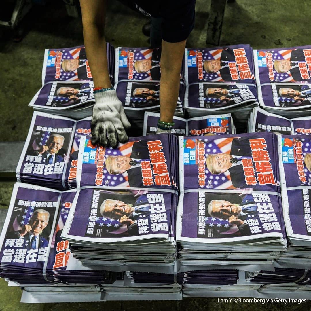 ABC Newsさんのインスタグラム写真 - (ABC NewsInstagram)「As the world awaits confirmation of the new president, an employee arranges bundles of the Apple Daily newspaper featuring both candidates, at the company's printing facility in Hong Kong, China, early on Thursday, Nov. 5, 2020. #election2020 #politics #hongkong #newspapers」11月5日 21時30分 - abcnews