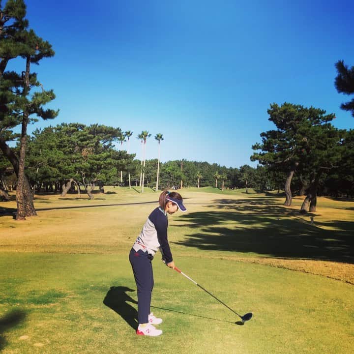 のインスタグラム：「皆さんゴルフ楽しんでますか🥰？ 11月に入って寒くなってきたのでケガしないように、しっかりストレッチしましょう🤸‍♂️🧘‍♀️ 同世代でゴルフ始める人増えてきて嬉しい❣️❣️ . #西戸崎シーサイドカントリークラブ #ゴルフ #ゴルフ女子 #ドライバーショット #ドロー #福岡 #福岡ゴルフ #福岡ゴルフ場 #ゴルフウェア #ペコリ」