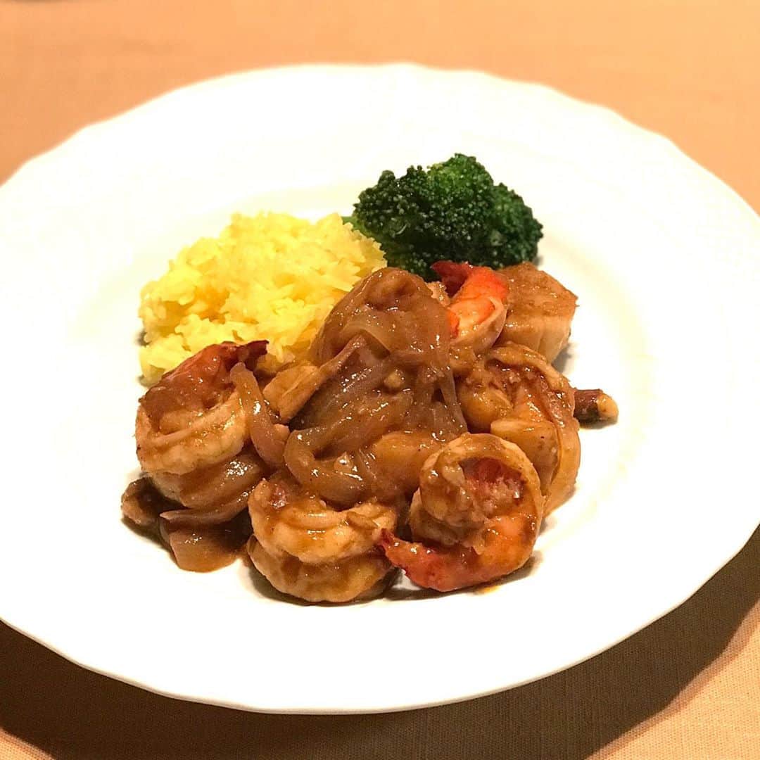 土屋眞弓のインスタグラム：「市場で新鮮な魚介を買ってきたので、シーフードカレー作りました 海老、烏賊、平目、帆立 スパイス効かせて烏賊わたも入れて辛くて深みのある味に仕上がって美味しい❣️ 林檎をワインで煮た時の煮汁でソースを作り、チキンソテーのソースにしてみたらびっくりするほど美味しい❣️ なんちゃってフレンチ🇫🇷🍽 小布施の栗のポタージュも絶品‼️ 幸せ🥰❤️ もちろんワインも美味しく頂きました🍷  #seafoodcurry  #chickenwithapplewinesauce #chestnutcreamsoup」