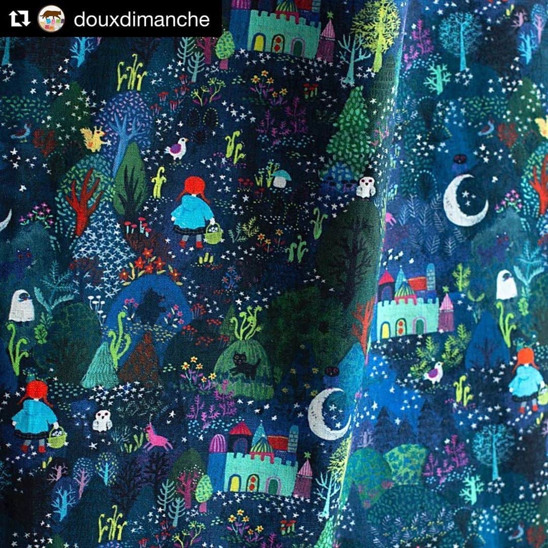 北岸由美のインスタグラム：「#Repost @douxdimanche ・・・ 【NEW ARRIVAL！】 @yumikitagishi  さんの美しいイラスト作品「よるのせかい」がプリントされたトートバッグの登場です。 ・ たっぷり入る大きめのサイズ、内側にポケット付き、麻混のサラリとした肌触り、そして冬のアウターの上からでも肩掛けできる持ち手の長さもあり、とてもおすすめです。　 ・ #galeriedouxdimanche　#ギャラリードゥーディマンシュ　#yumikitagishi　#北岸由美　#トートバッグ　#よるのせかいphotos by @hisashi_tokuyoshi」