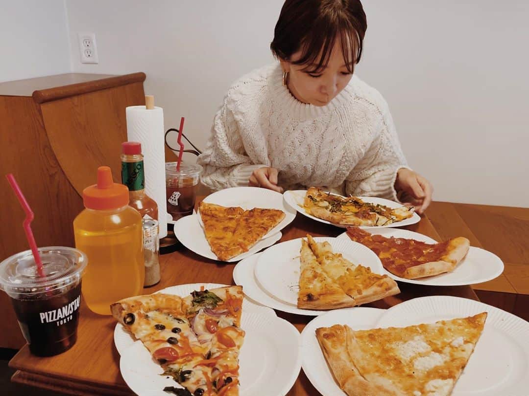 EMIのインスタグラム：「⭐︎ @pizzanistatokyo  え？食べすぎでしょ😂 @tatsuya_hino と2人で調子乗りました。 美味しすぎてペロリでしたがw 明後日オープンです♡」