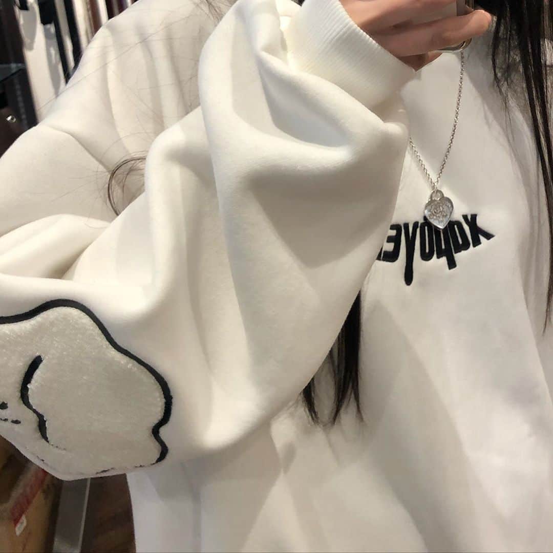 中野みやびのインスタグラム：「お気に入りのスウェットなの。  #rasvoa #白 #white #妖精 #可愛い #cute #スウェット #brand #お気に入り #cute #slime #キャラクター #character #鏡 #mirror #中野みやび #みやび」