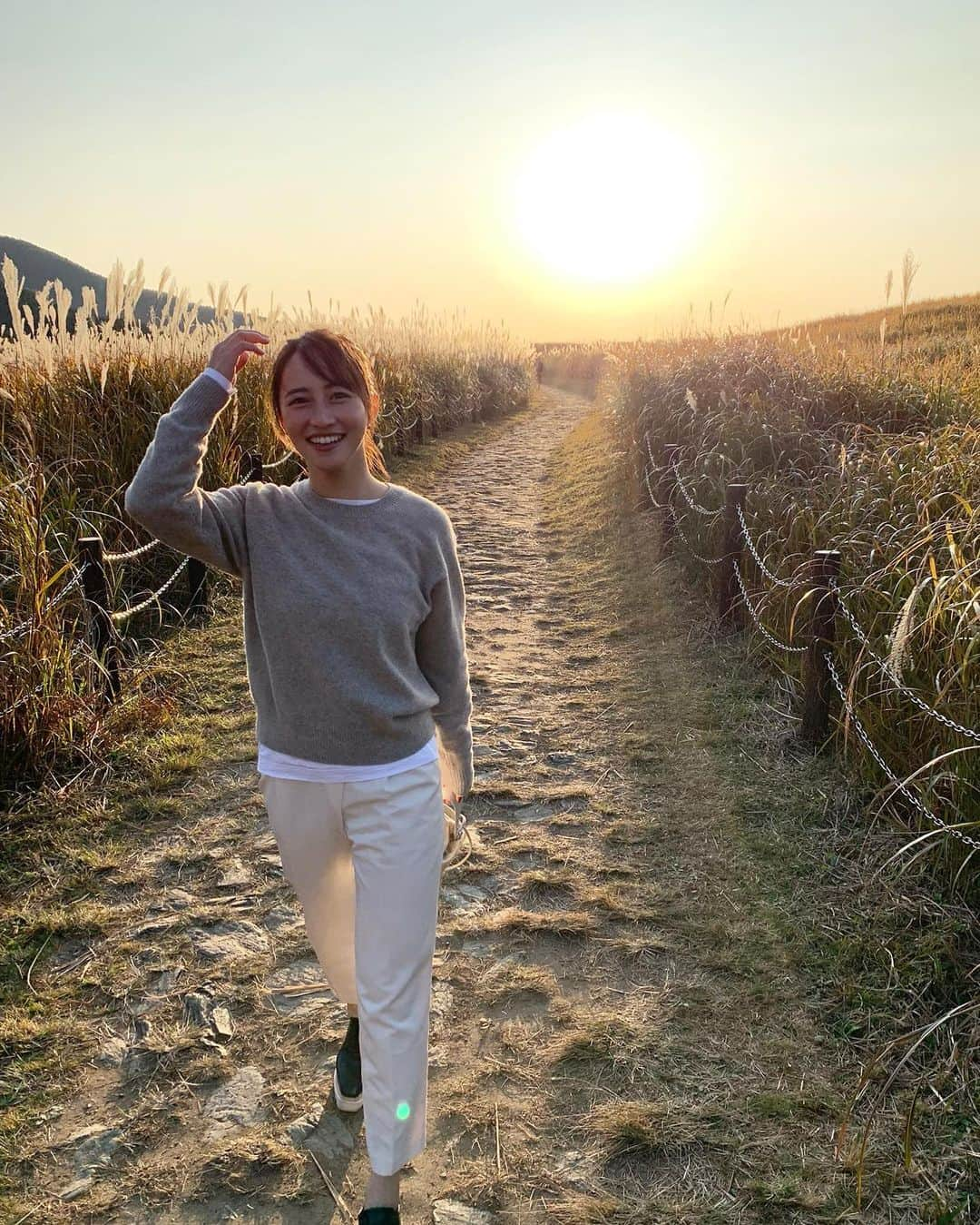 左近鈴乃さんのインスタグラム写真 - (左近鈴乃Instagram)「. この日は奈良へ⛳️に行ったので、 高原好きやろー！☺️って 曽爾高原へ連れて行ってくれた🌾  高原で見るサンセットも これまたたまらんかったなあ🤤 しかもたまたま満月で 夜まで素敵やった、、🌕♡癒  この日はかなーりラフでカジュアルでした🤍 急遽やったので靴はステラ…🙏🏻 ポートレートで撮ったら なんか顔の横変になってる、、🤣笑  #曽爾高原 #奈良 #奈良観光  tops @uniqlo  pants @ozoc_official (コラボ商品)」11月5日 21時39分 - suzuno_sakon