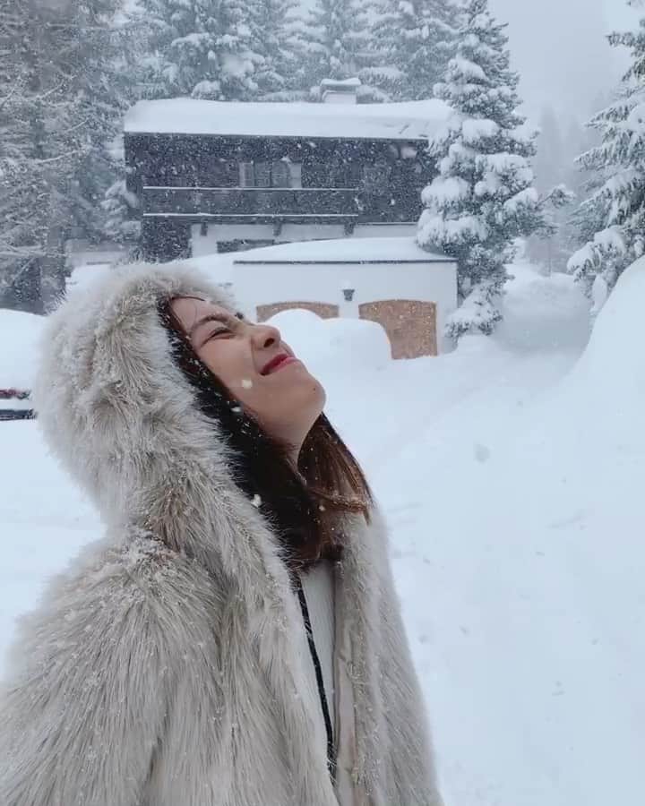 ソニアのインスタグラム：「We might have forgotten how it’s like to feel actual snow but... I’m bringing Christmas to you tmr (Fri) night with @clarinssg! ❄️♥️ Swipe to see what you could be winning (the whole set yes and more!) if you join @joakimgomez and I live at 9pm on Clarins.com.sg!! Link in bio!   #ClarinsSG」