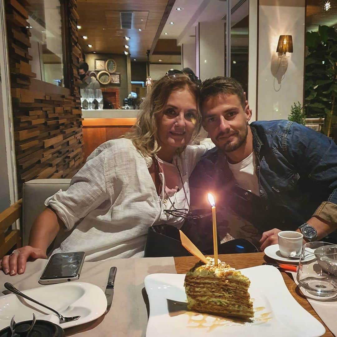 アレクサンドル・パンティッチのインスタグラム：「🎂🥂」