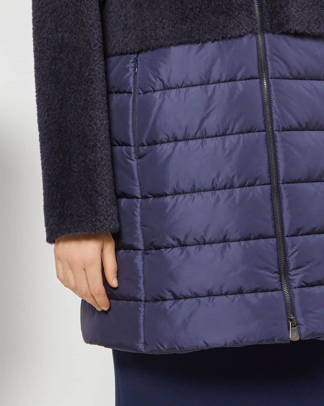 シンツィアロッカさんのインスタグラム写真 - (シンツィアロッカInstagram)「We can treat ourselves with the warmest hug of these fluffy and cloud-like #padded coats. Browse the selection on cinziarocca.com.」11月6日 3時10分 - cinziarocca