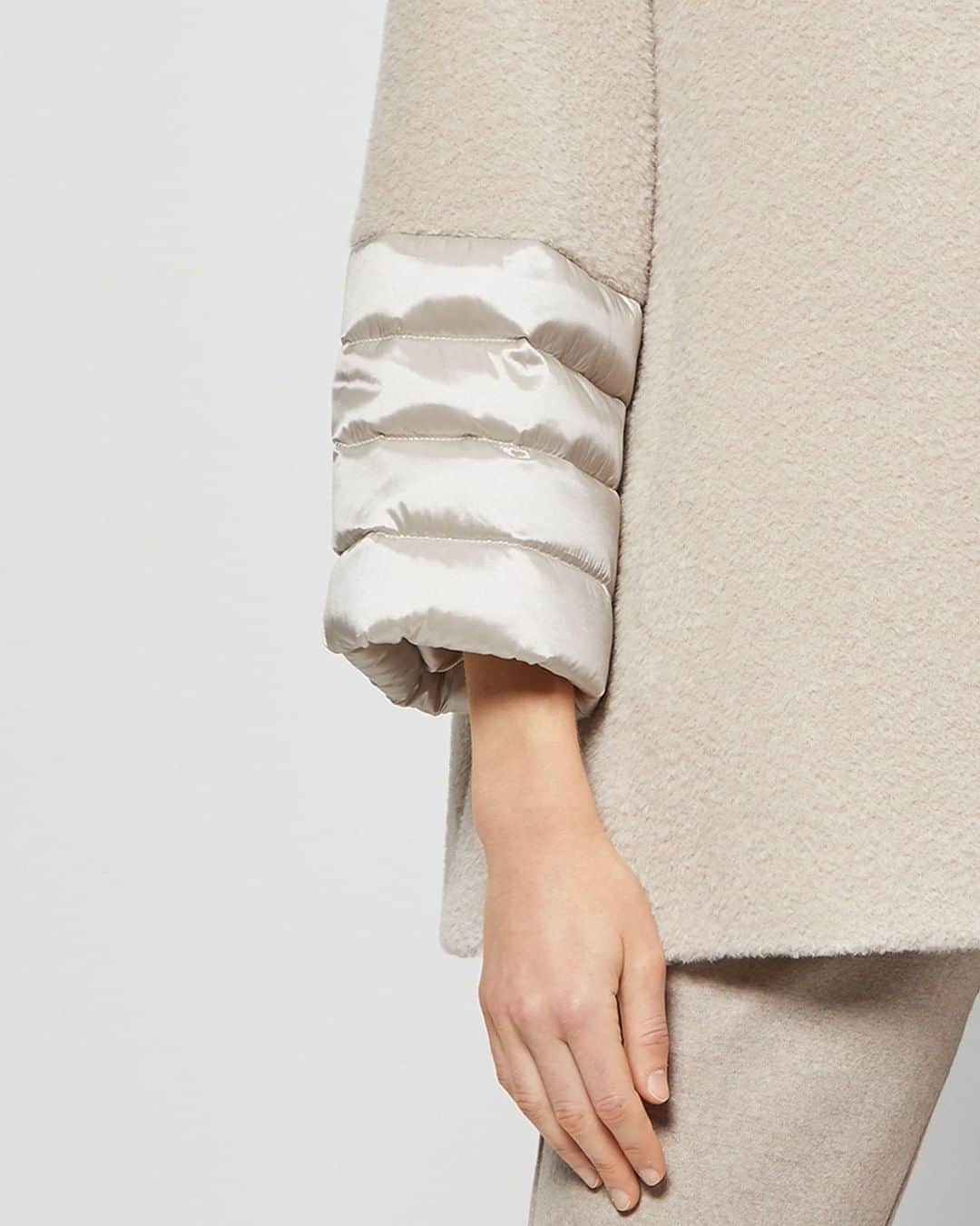 シンツィアロッカのインスタグラム：「We can treat ourselves with the warmest hug of these fluffy and cloud-like #padded coats. Browse the selection on cinziarocca.com.」