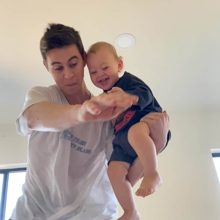 ナッシュ・グリアのインスタグラム：「Morning shenanigans 🤣🍎🍌」