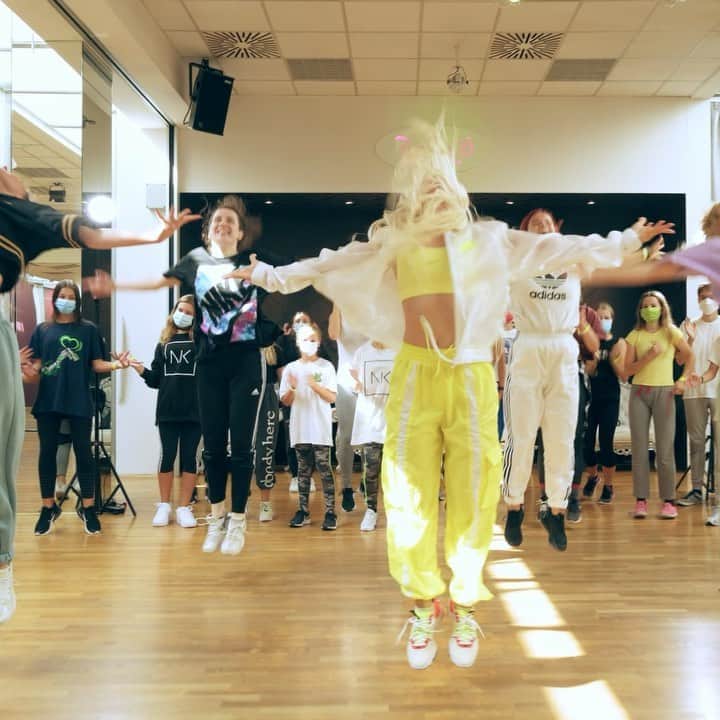 Nika Kljunのインスタグラム：「🌍 DANCE - THE UNIVERSAL HEALER 🌍 It’s undeniable. ✨ A feel good moment for your timeline 🥰  I am the most free when I DANCE💃🏼🧚🏻🦋‼️🙏🏼 How about you? ☺️ . Always such a good time teaching Slovenian students! We’ve had sooo much fun in this sweet intermediate class. ⭐️🇸🇮. Unfortunately, Europe is now on a very strict lockdown due to covid, so for now, it’s back to being #TogetherApart for my country 🙇🏼‍♀️🙏🏼👫 . But I am always so happy & comforted to know that no one can ever take dance away from us 🙌🏼. My loves, no matter where you are - continue to move your body. Dance alone at home, dance with others virtually - just DANCE🕺🏻💃🏼✨‼️ It’s a forever protected gift 🎁 that is so good for our souls & that’s one of the reasons I cherish what I do so much. 🙏🏼✨ . In the meantime...stay safe and keep the faith... we will be back together soon 😌❤️ . 🧠 : @nikakljun x @followcamillo  🎶: @arianagrande x @ladygaga #RainOnMe 📍: @bolero_dance 🎥: @tijaazman_photography 💃🏼: @anavodisek @danaja_azman @emamlakar @lanavrtacnik Music mix: @showmusik  . #keeponkeepingon #smileeveryday #dowhatyoulove #loveeachother #dancespirit #danceworld #happyplaces #danceislove #nikakljun #camillolauricella #nikakljunchoreography #ladygaga #arianagrande #rainonme #bolerodancecenter #bolerodance #slovenia🇸🇮」