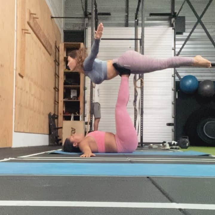 ヨランテ・ヴァン・カスベルヘンのインスタグラム：「Why? Because these besties like to fly.. 👩🏾‍🤝‍👩🏻😁😋 #TheFlyingChallenge film it so I will repost it on my story!」