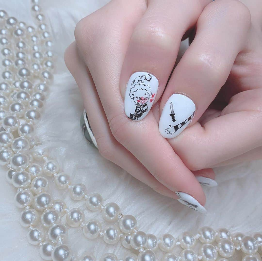 ジャスミンゆまさんのインスタグラム写真 - (ジャスミンゆまInstagram)「♡♡♡ · · · #newnail 載せるの遅くなりましてん 今回はいつもより爪短くしてみた❤️ 道化師ネイル🤡  お店はいつもお願いしてるRaviyだよ〜 わがまま要望聞いてくれるし細かいとこまで再現してくれるし3150😌  #ピエロネイル #道化師ネイル #ピエロ #🤡 #白ベースネイル #アートネイル #らくがきアート #ラクガキ #3色ネイル #3色アート  #newnails #nailart」11月5日 21時44分 - yjw.chos