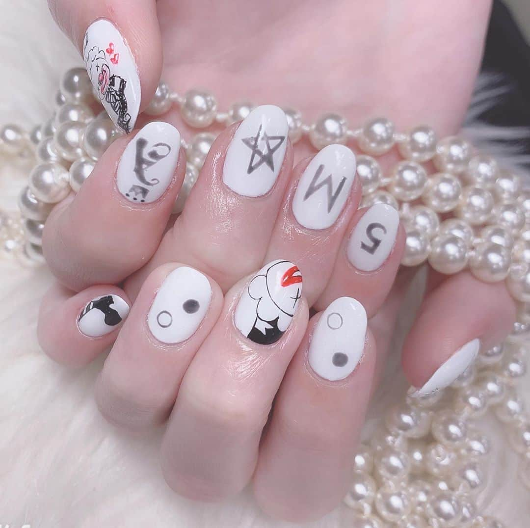 ジャスミンゆまさんのインスタグラム写真 - (ジャスミンゆまInstagram)「♡♡♡ · · · #newnail 載せるの遅くなりましてん 今回はいつもより爪短くしてみた❤️ 道化師ネイル🤡  お店はいつもお願いしてるRaviyだよ〜 わがまま要望聞いてくれるし細かいとこまで再現してくれるし3150😌  #ピエロネイル #道化師ネイル #ピエロ #🤡 #白ベースネイル #アートネイル #らくがきアート #ラクガキ #3色ネイル #3色アート  #newnails #nailart」11月5日 21時44分 - yjw.chos